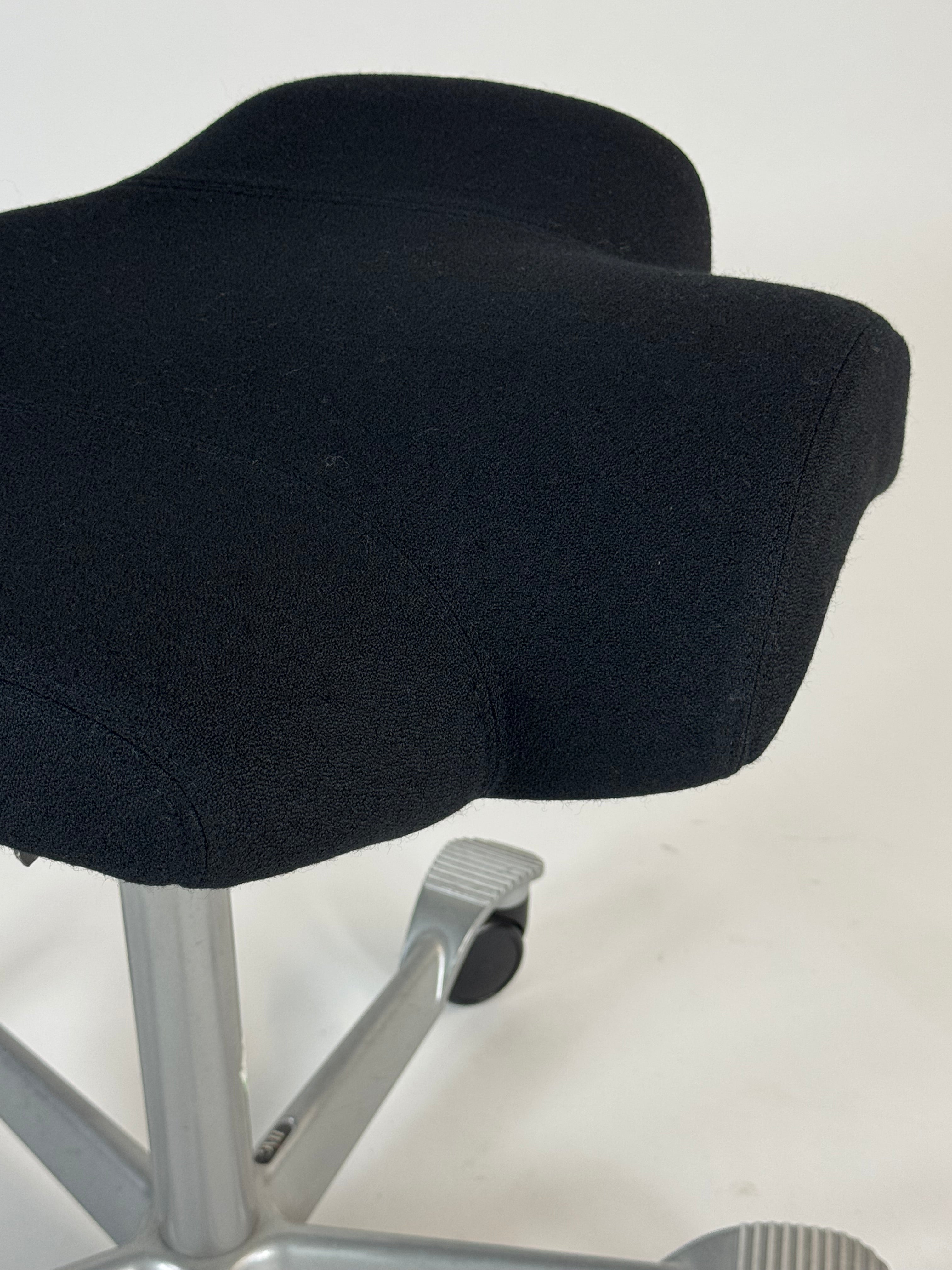 HÅG Capisco 8106 - 265 mm gaslift - Nypolstret i Sort