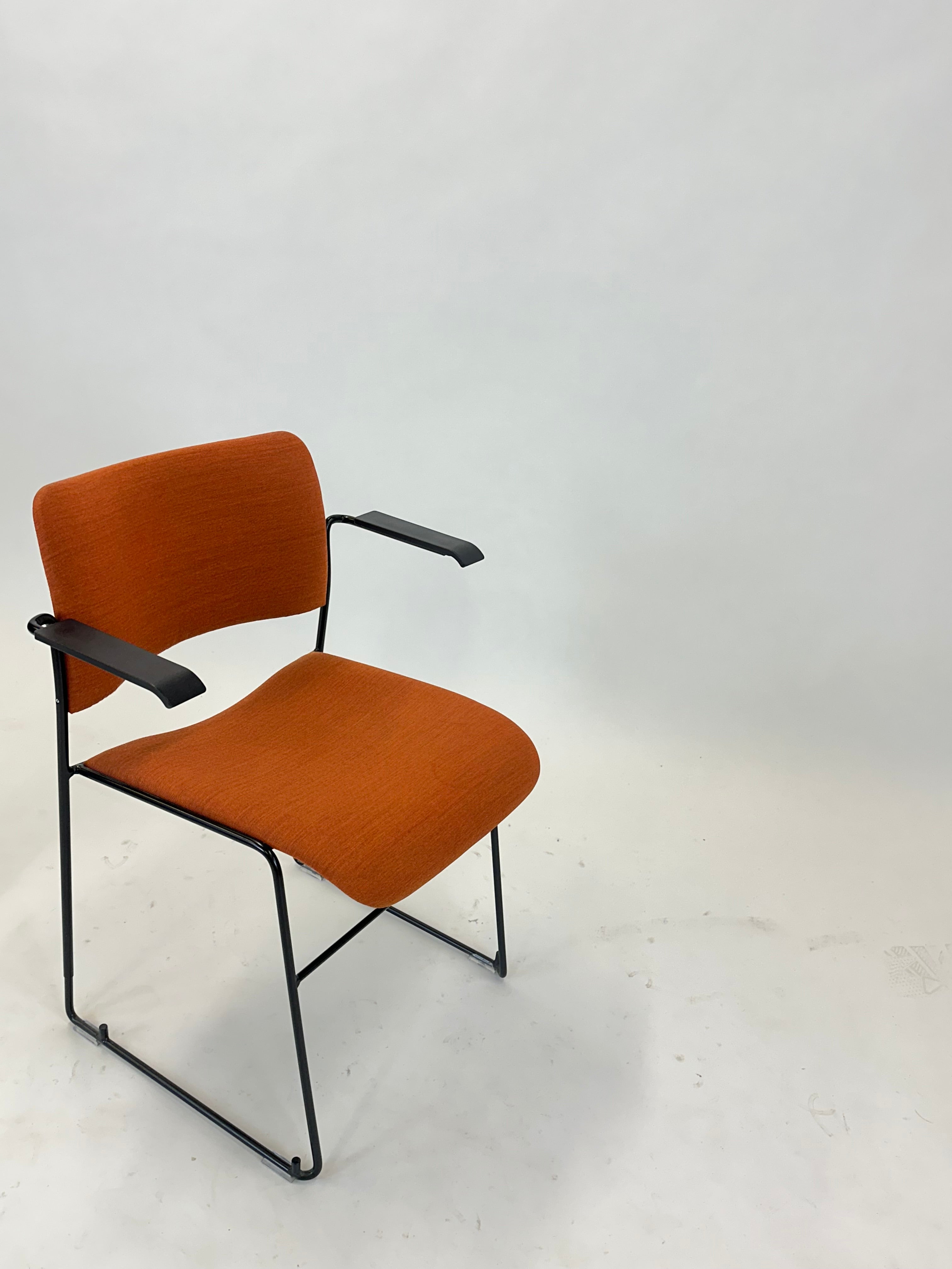 40/4 Konferencestol - Howe (Orange m. sorte armlæn)