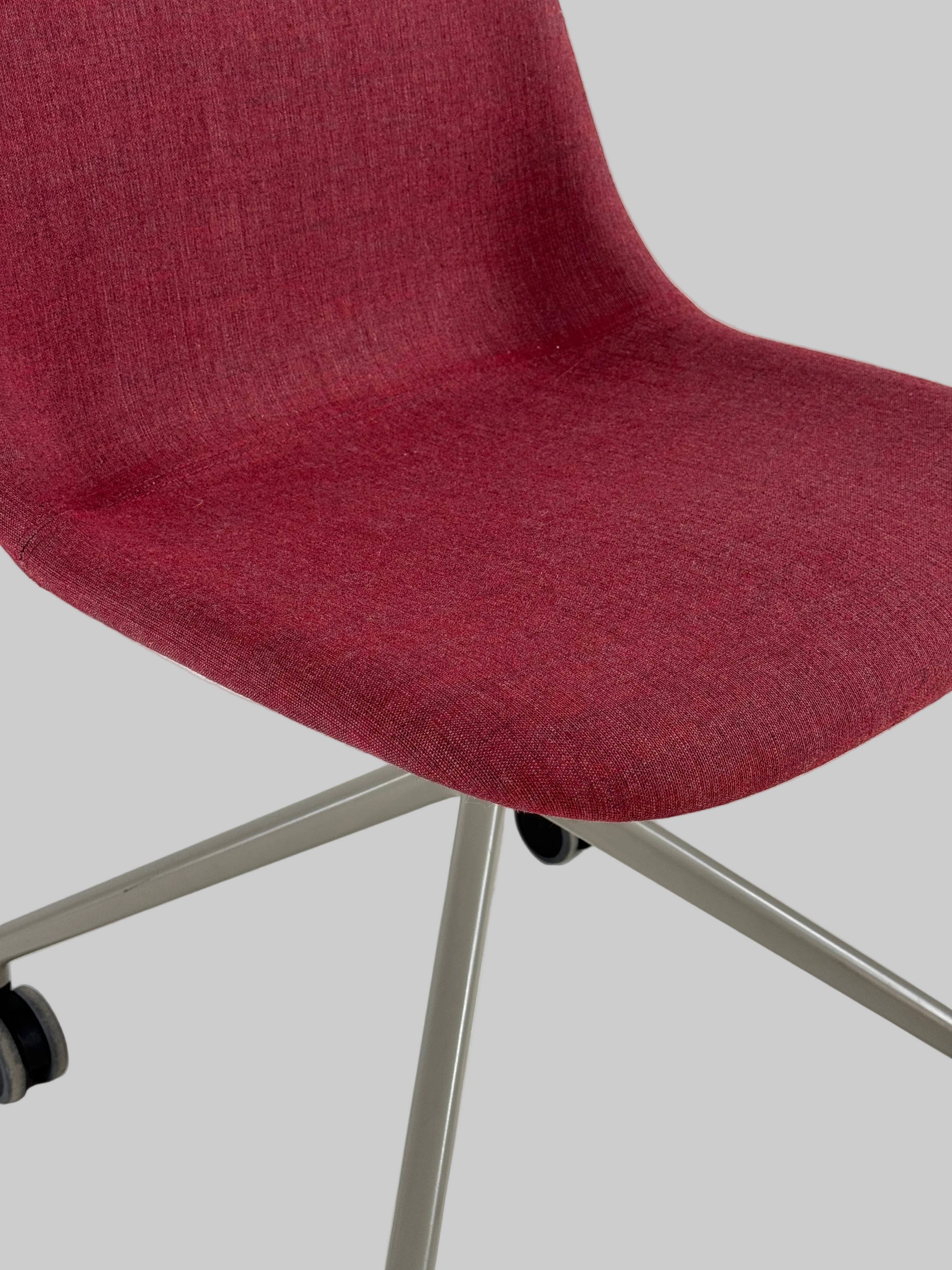 Muuto Fiber Side Stol – Rød/Gråt Stel