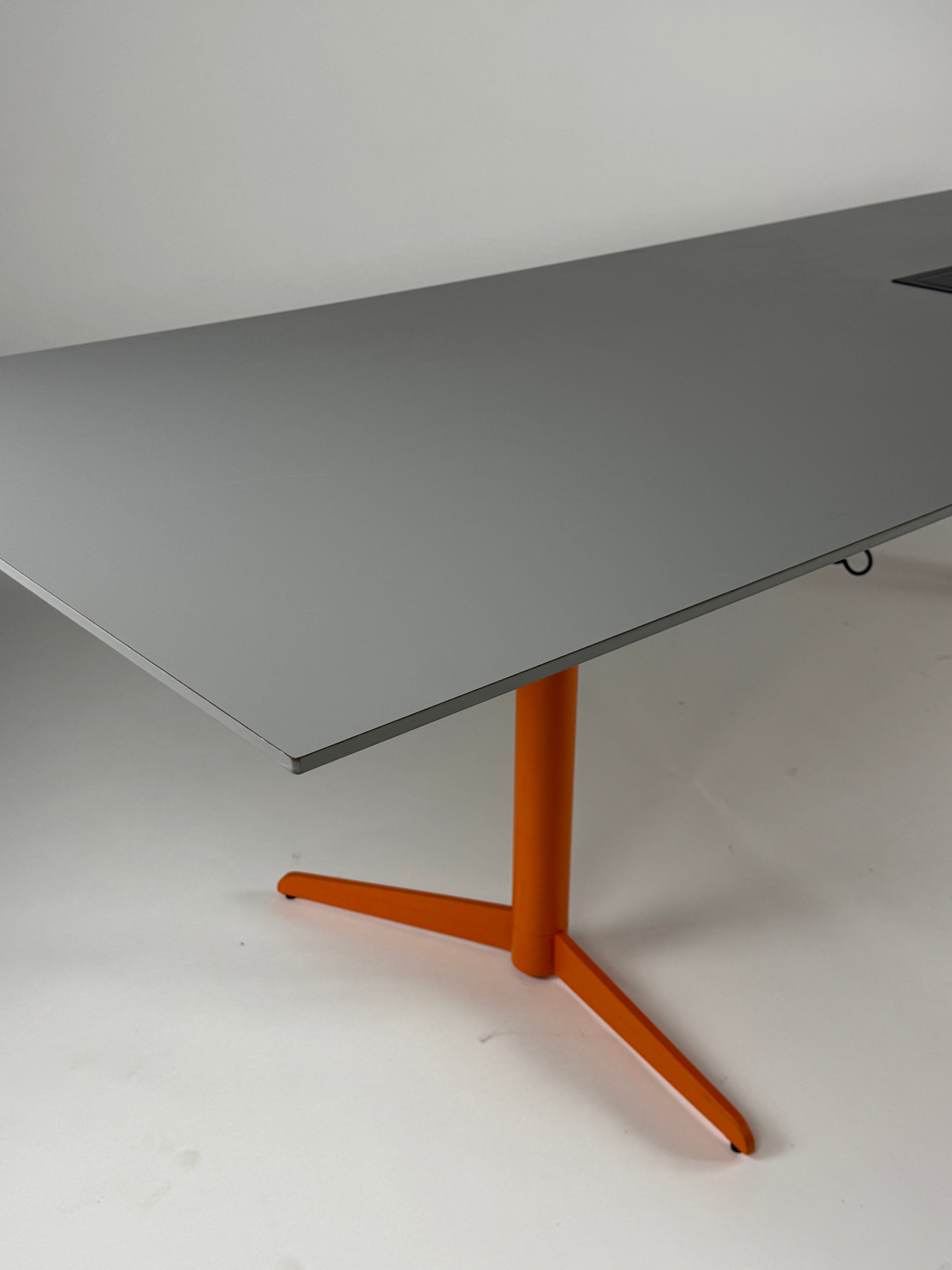 Mødebord – Grå/Orange Stel 280x90cm