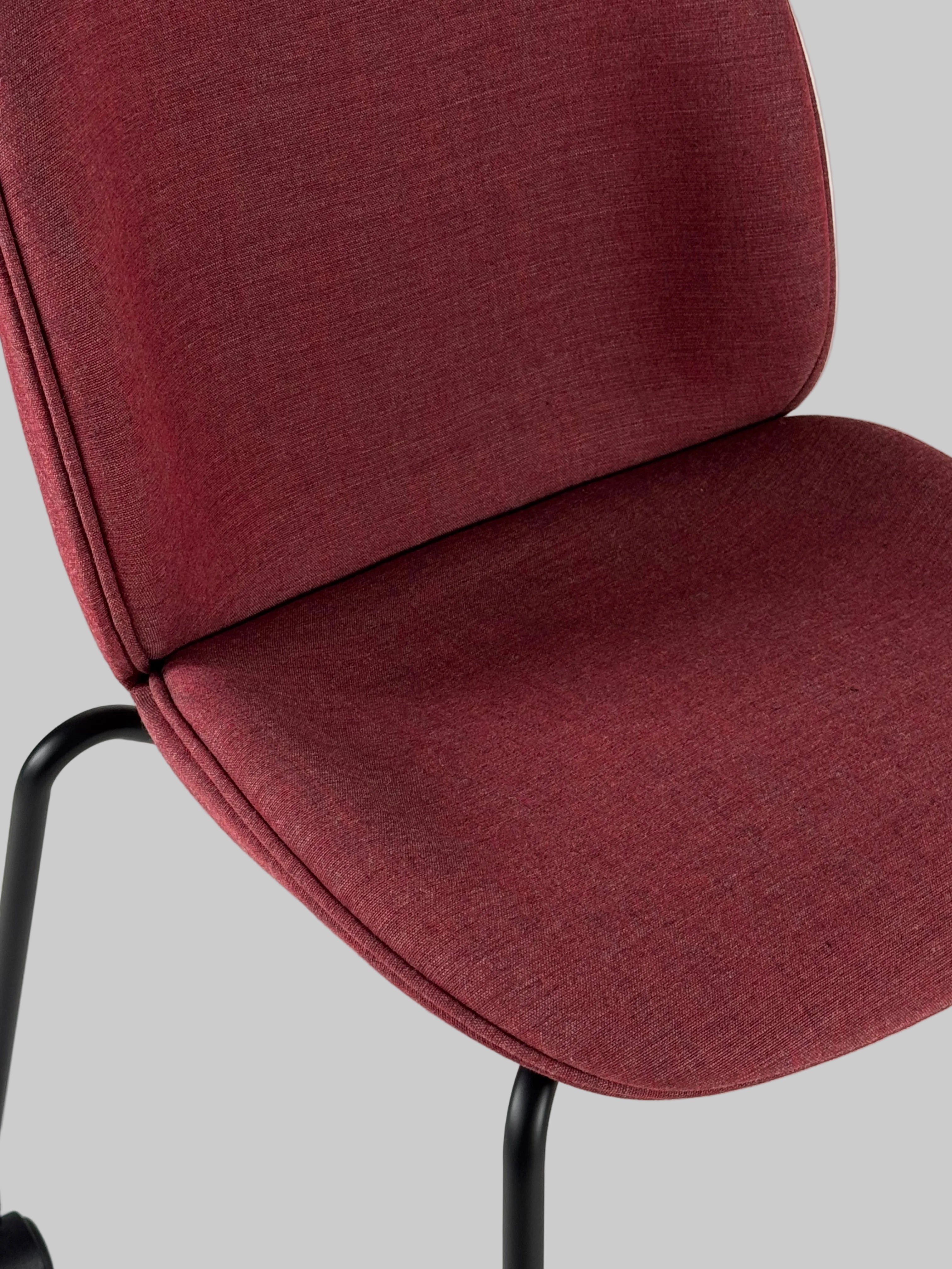 GUBI Beetle Stol – Rød/Sort Stel