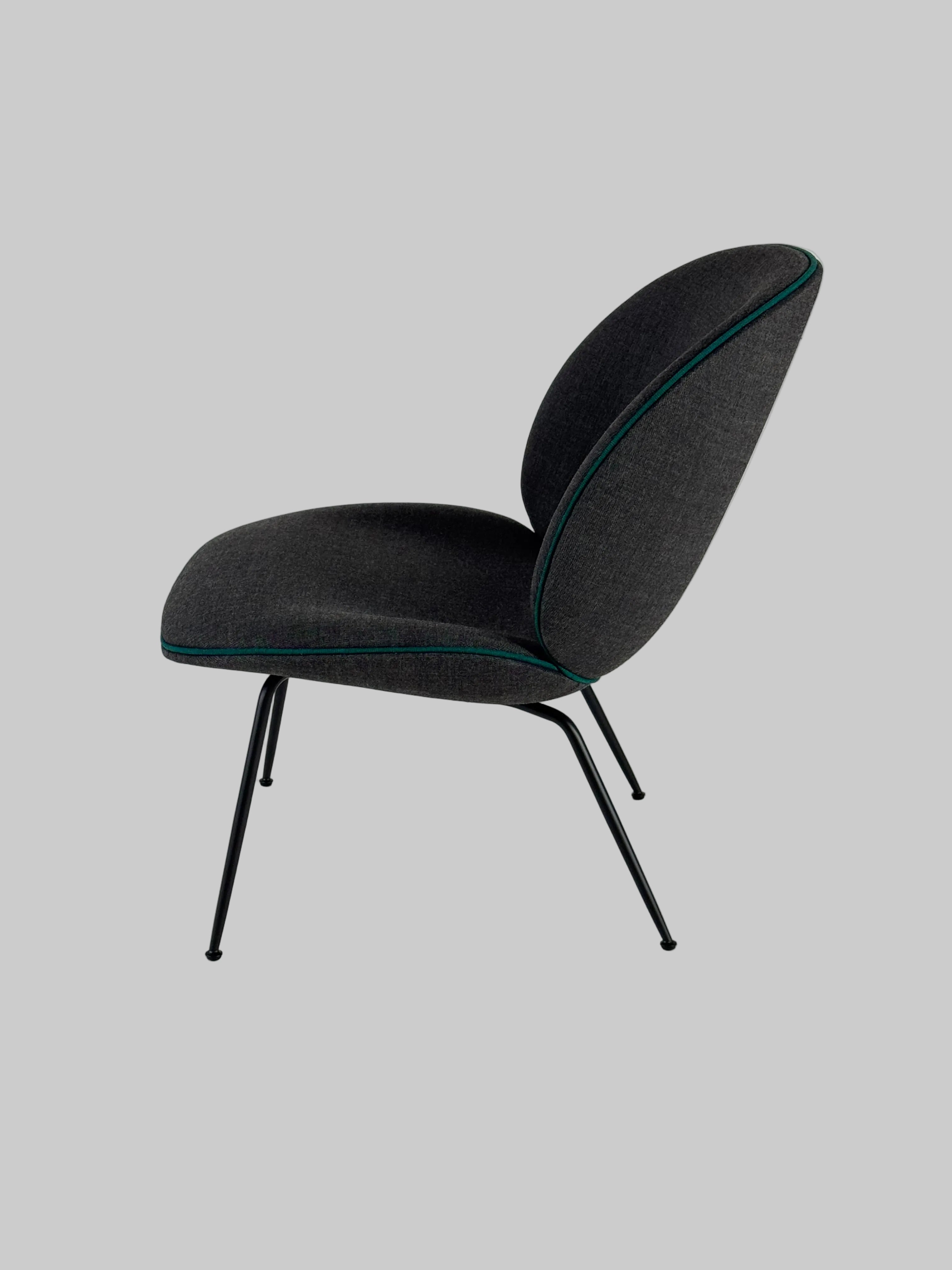 GUBI Beetle Loungestol – Mørkegrå/Sort Stel