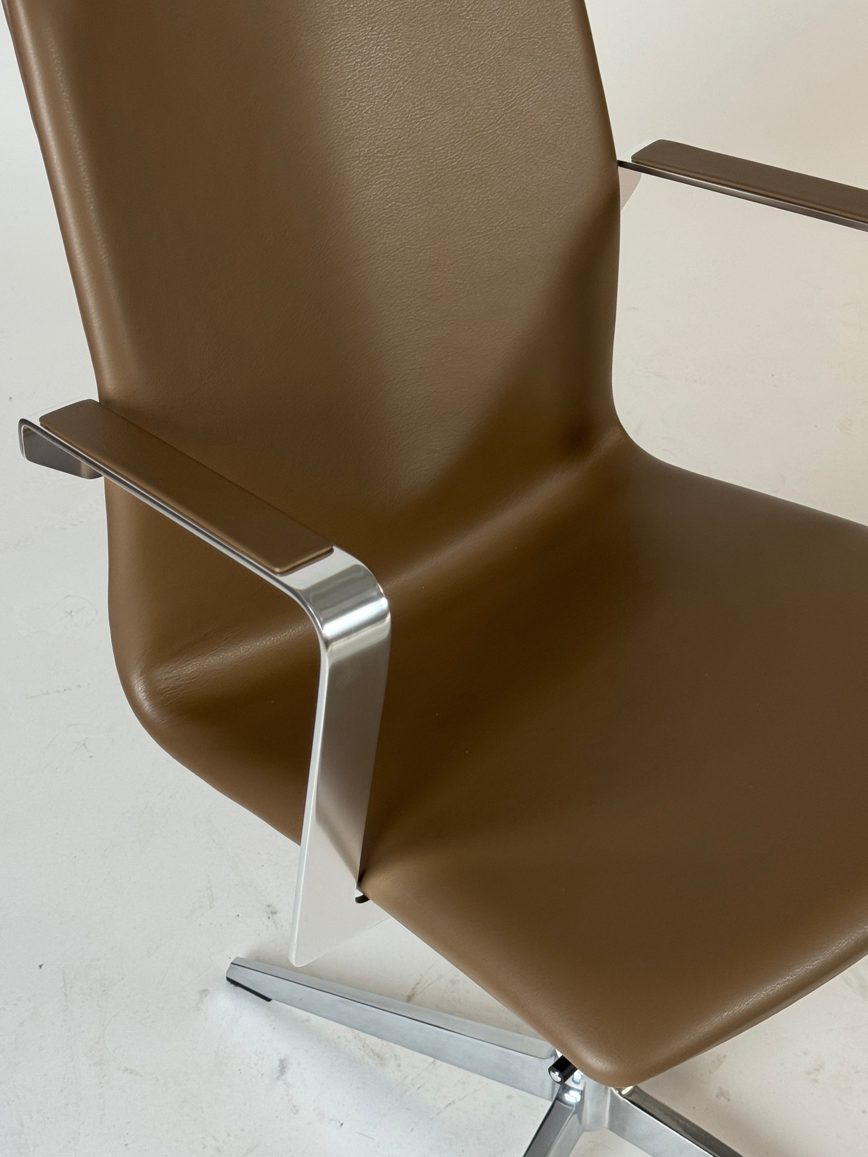 Four Design 4-Cast XL Stol – Mørkebrun med Krom Stel
