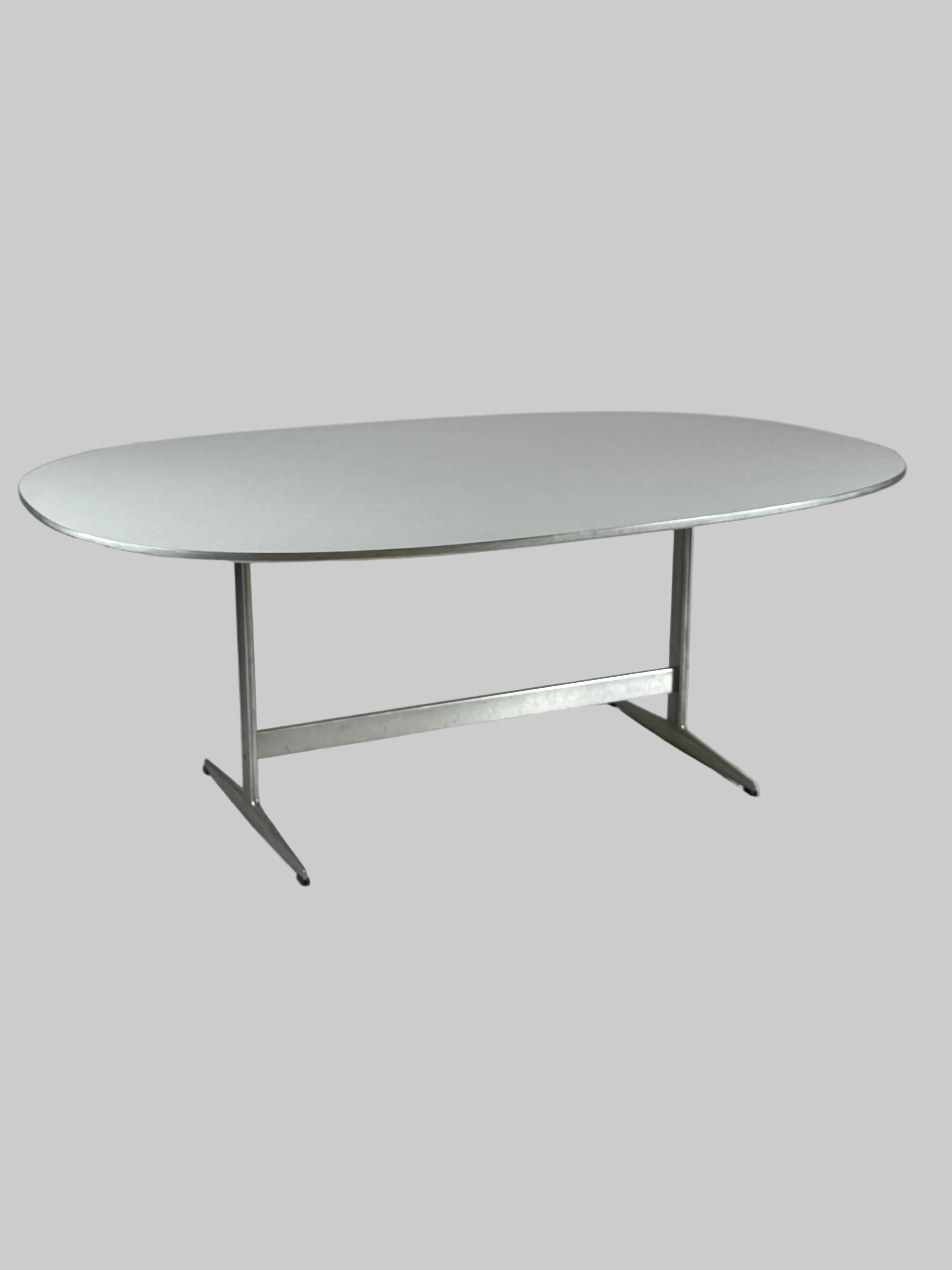Fritz Hansen Superellipse Shaker Bord – Hvid/Grå Stel 180x120cm