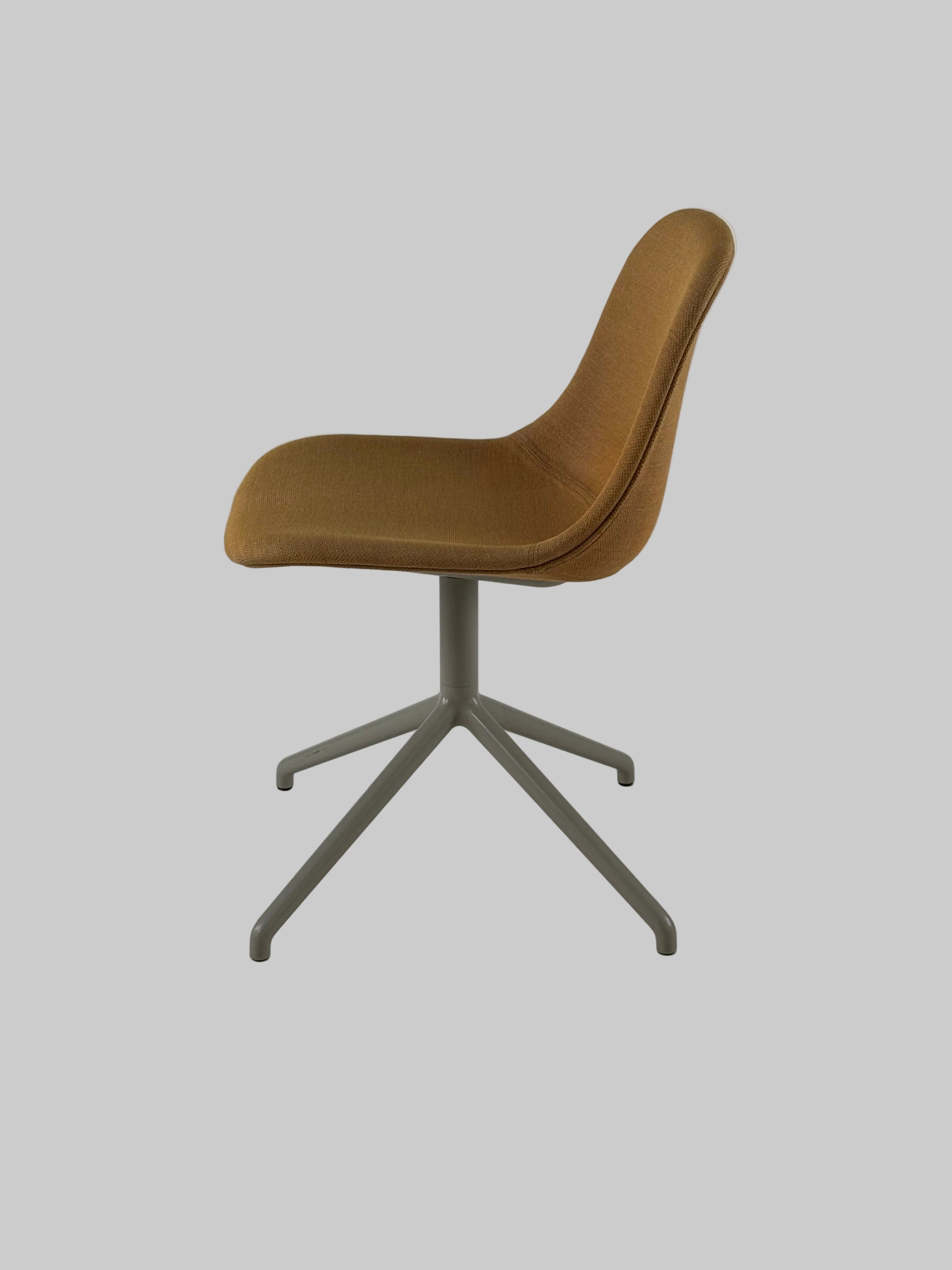 Muuto Fiber Side Stol – Brun/Gråt Stel