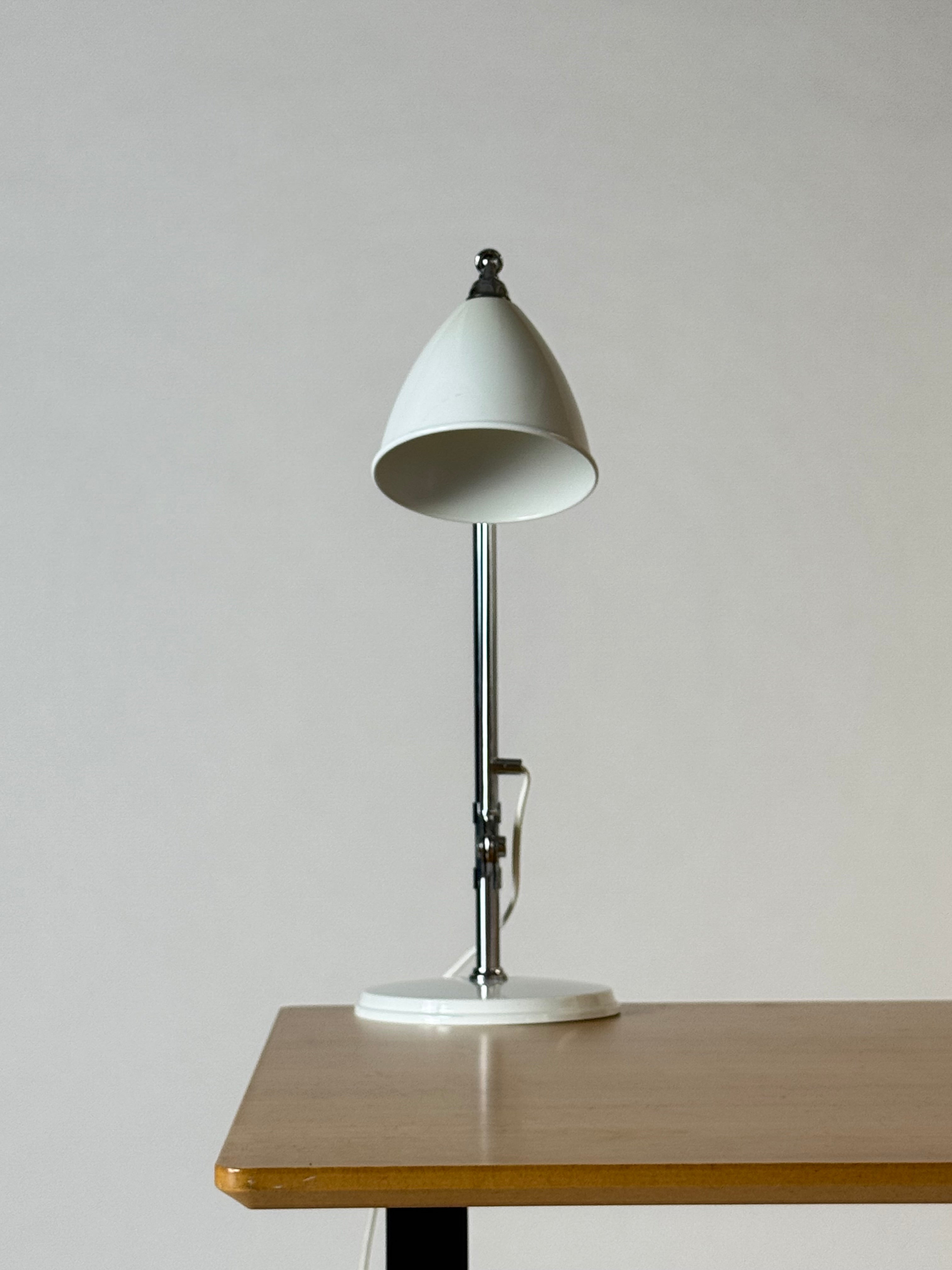 Gubi Bestlite BL1 – Hvid/Krom