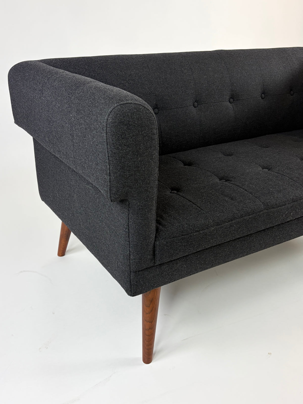 SofaCompany Harry Sofa – Mørkegrå/Natur Stel