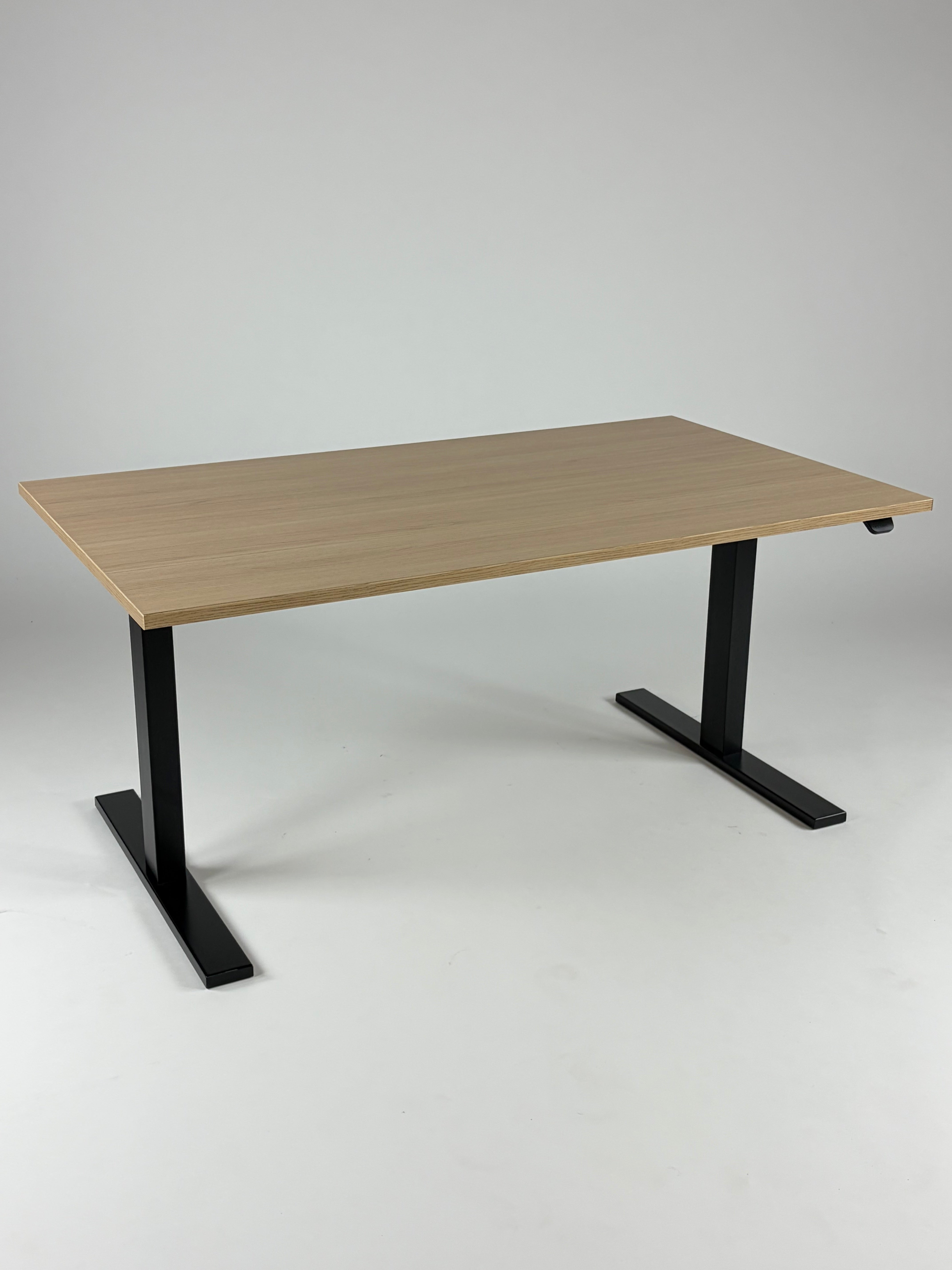 HolmrisB8 Q20 Hæve/sænkebord – Natur/Sort Stel 140x80 cm