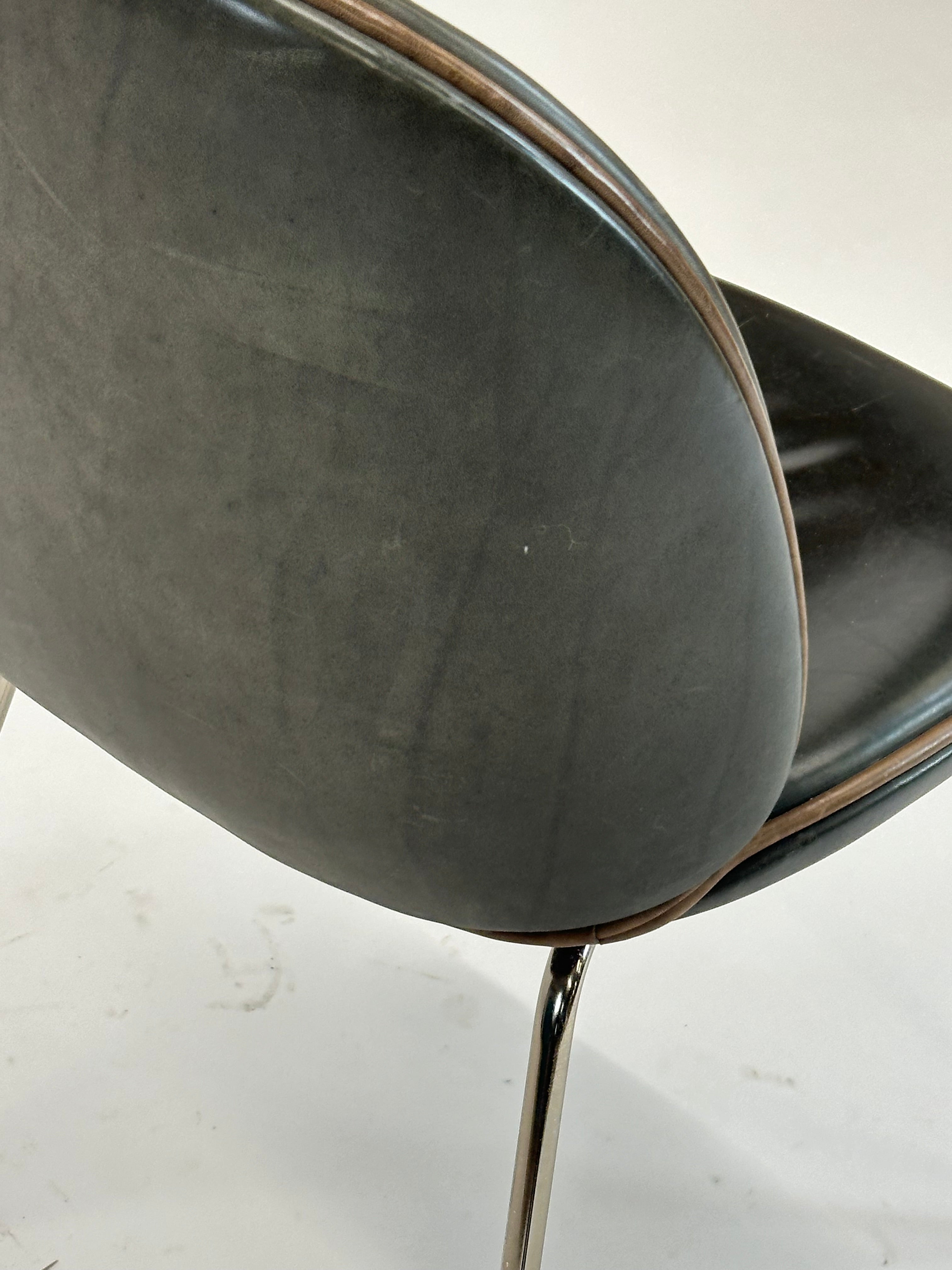 GUBI | Beetle Chair (Grå m. brun kant)