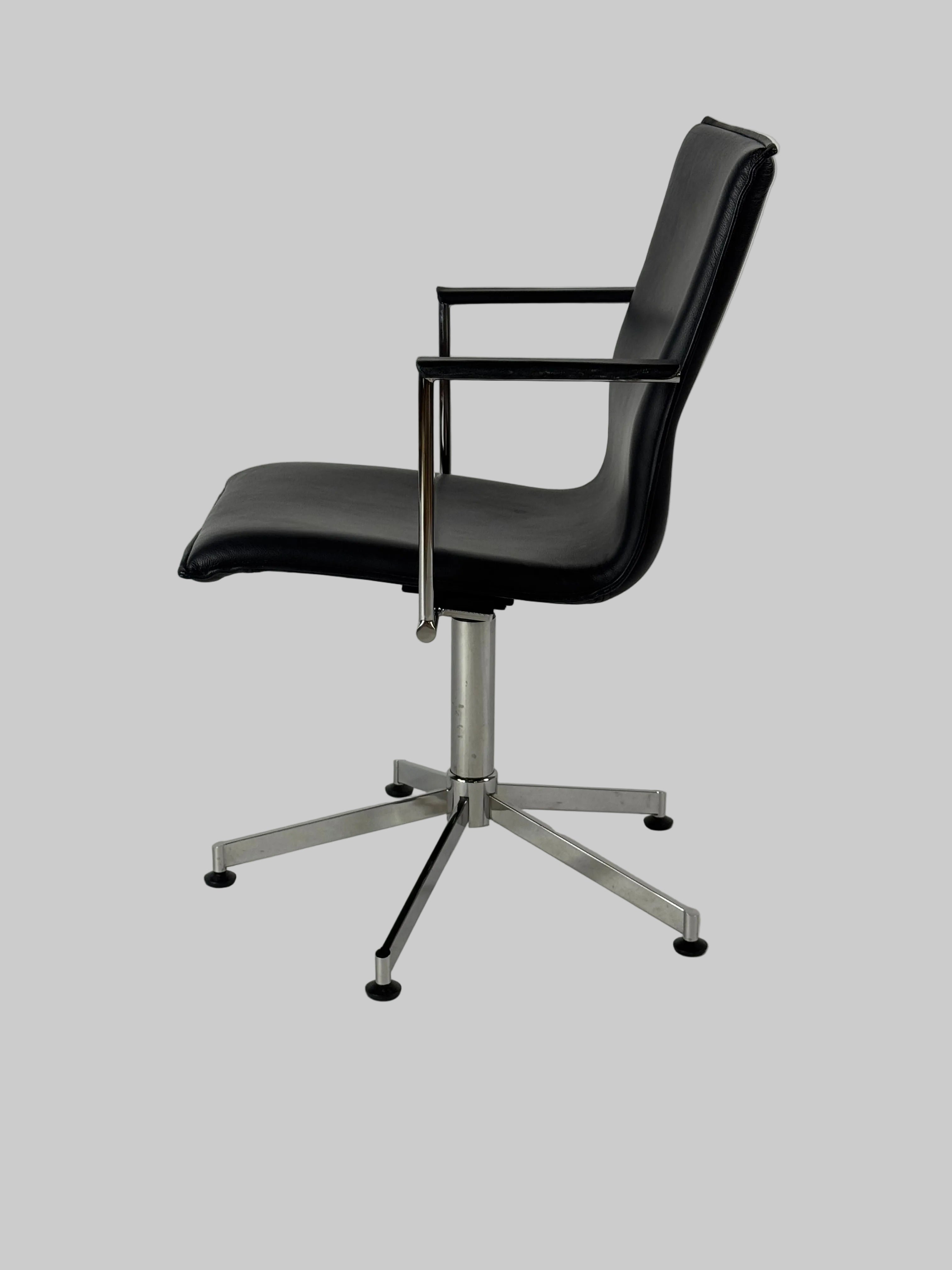 Magnus Olesen Inferno Stol m. Armlæn – Sort Læder