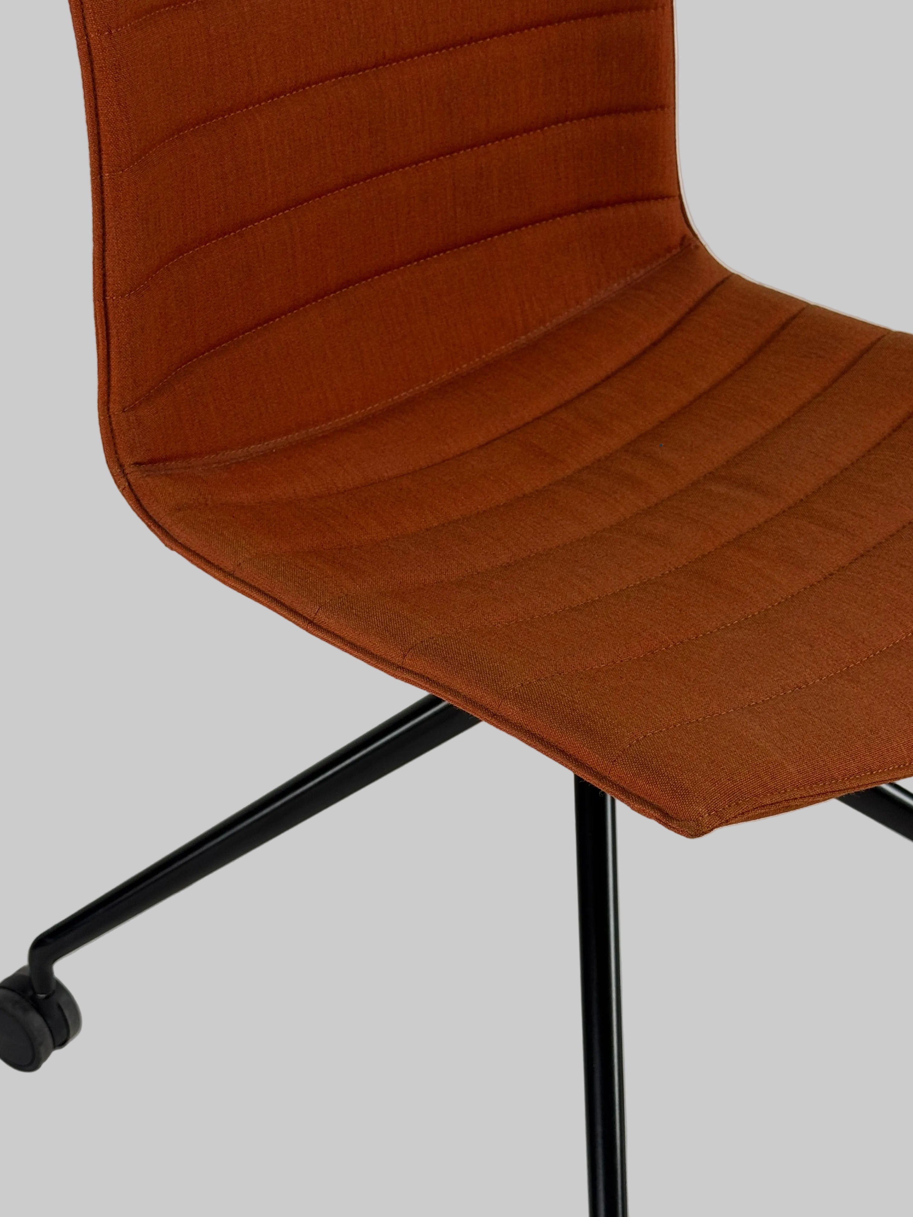 Arper Catifa 46 Stol – Orange/Sort Stel
