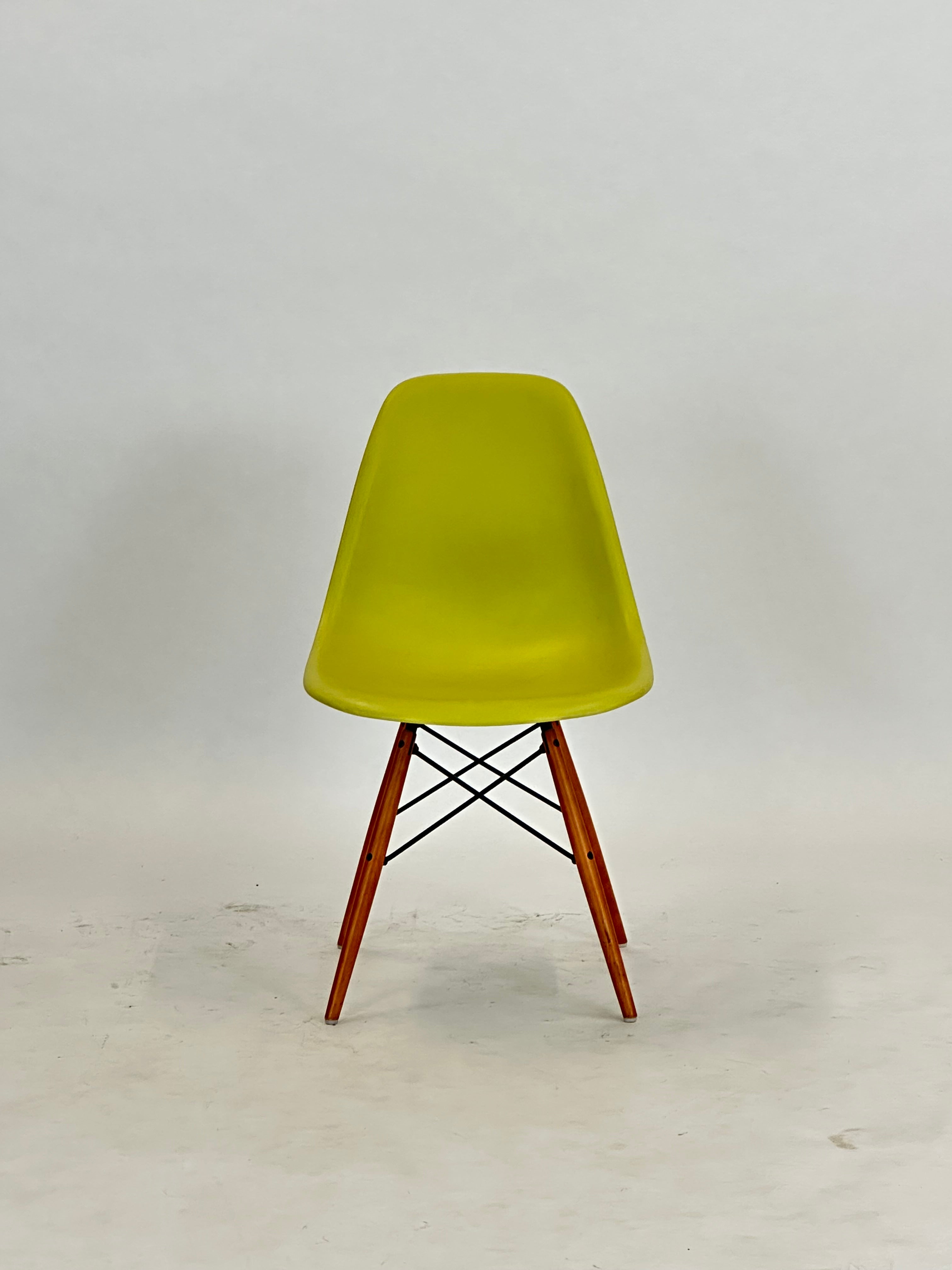 Vitra Eames DSW Stol  (Gul)