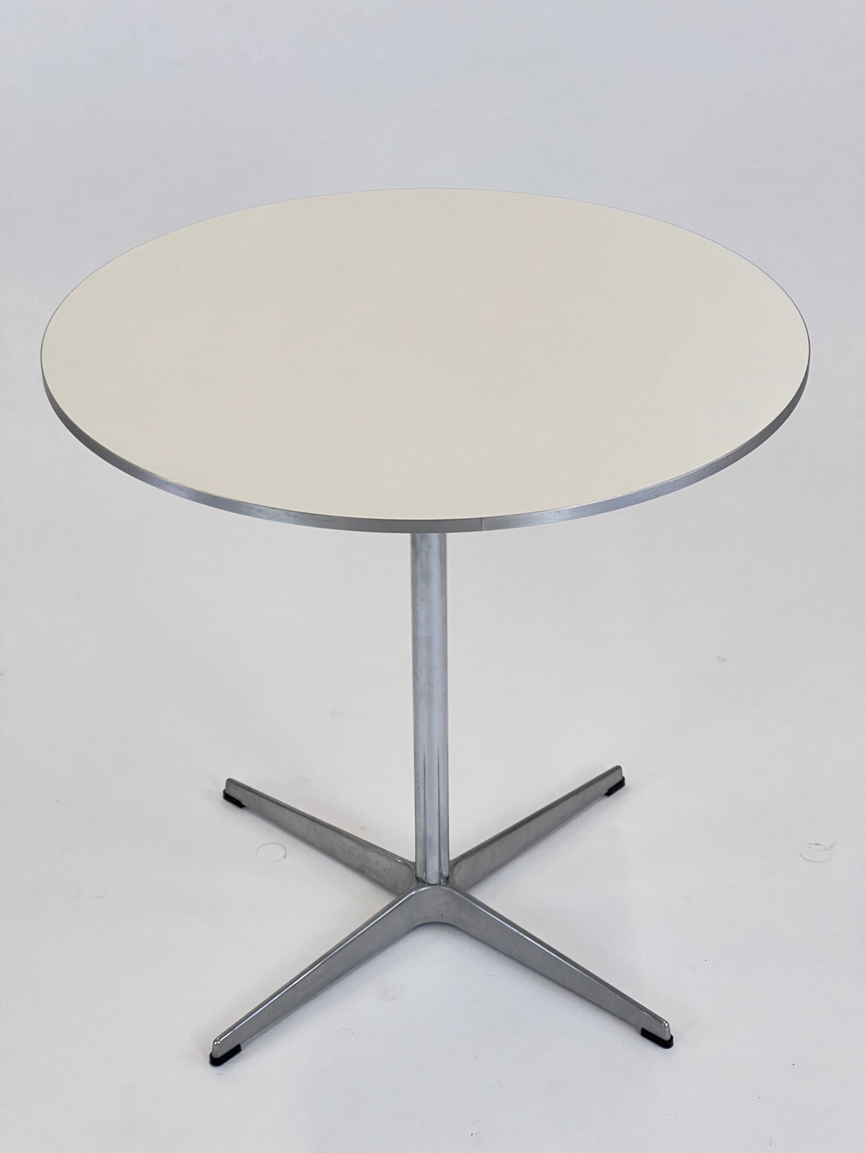 Fritz Hansen Rundt Cafe Bord Ø75 cm