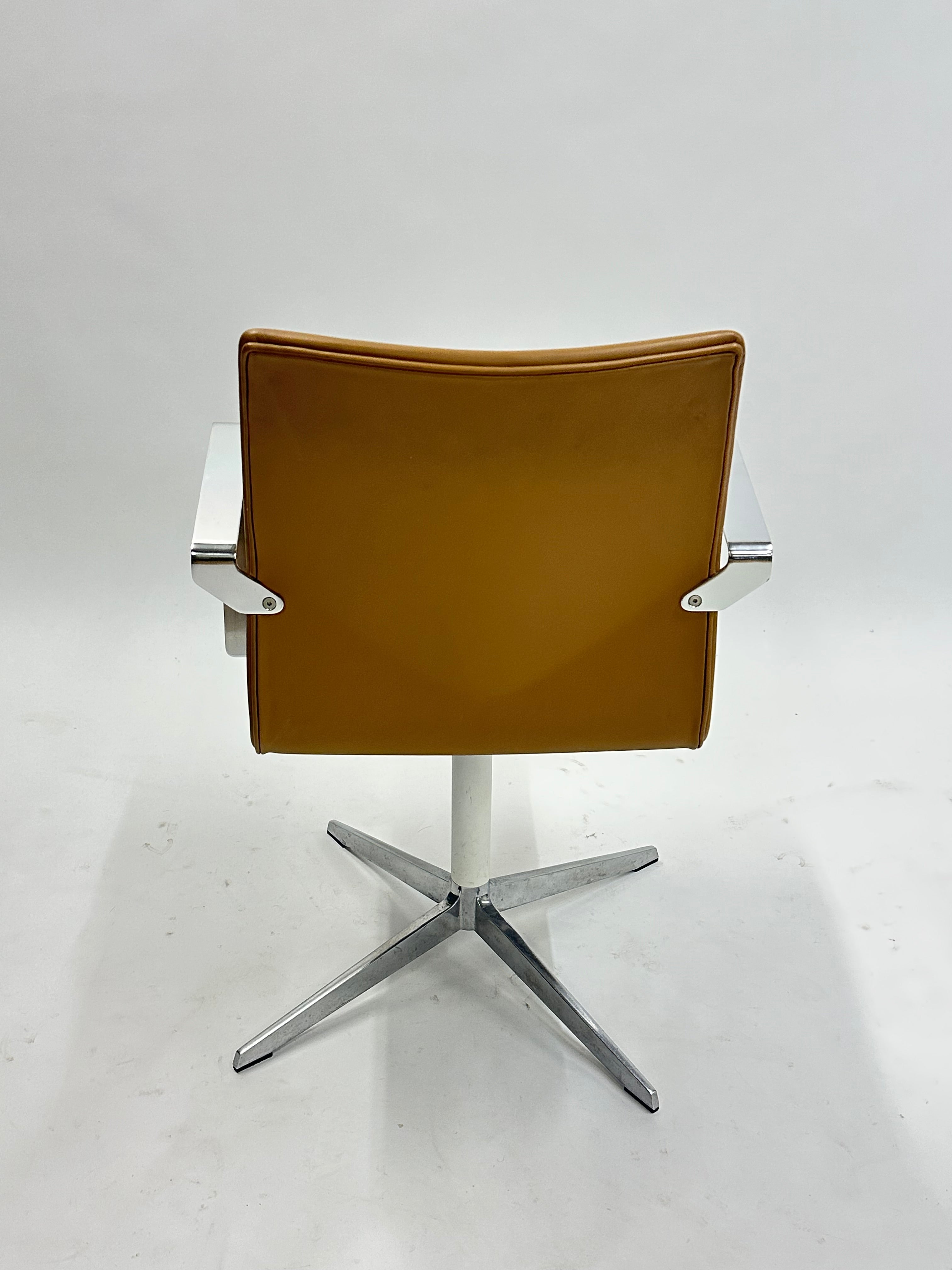 Four Design - 4-Cast® XL Mødestol (Lysebrun m. krom armlæn)