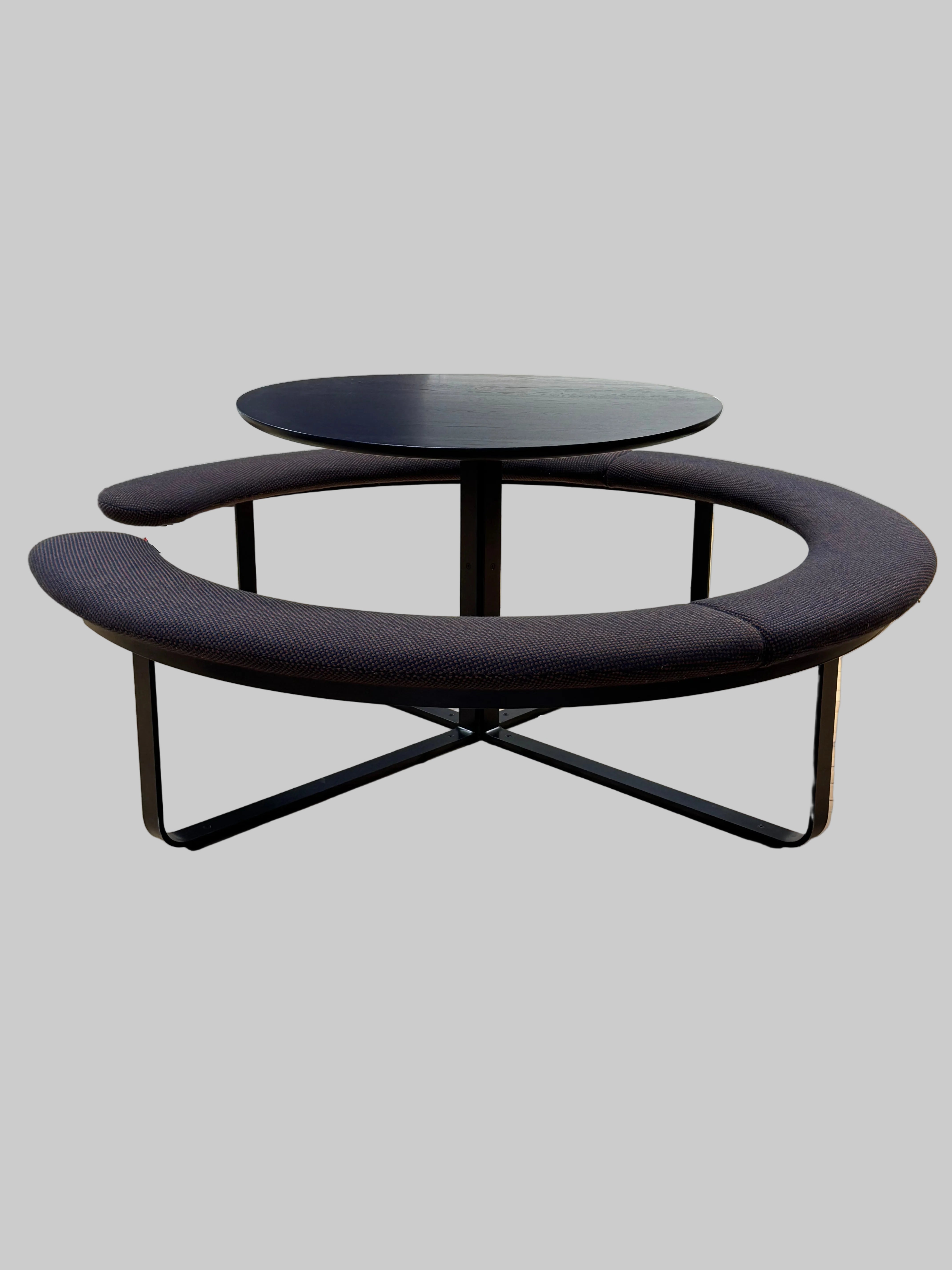 +Halle Picnic Table Low – Mørkeblå/Brun Ø180 cm