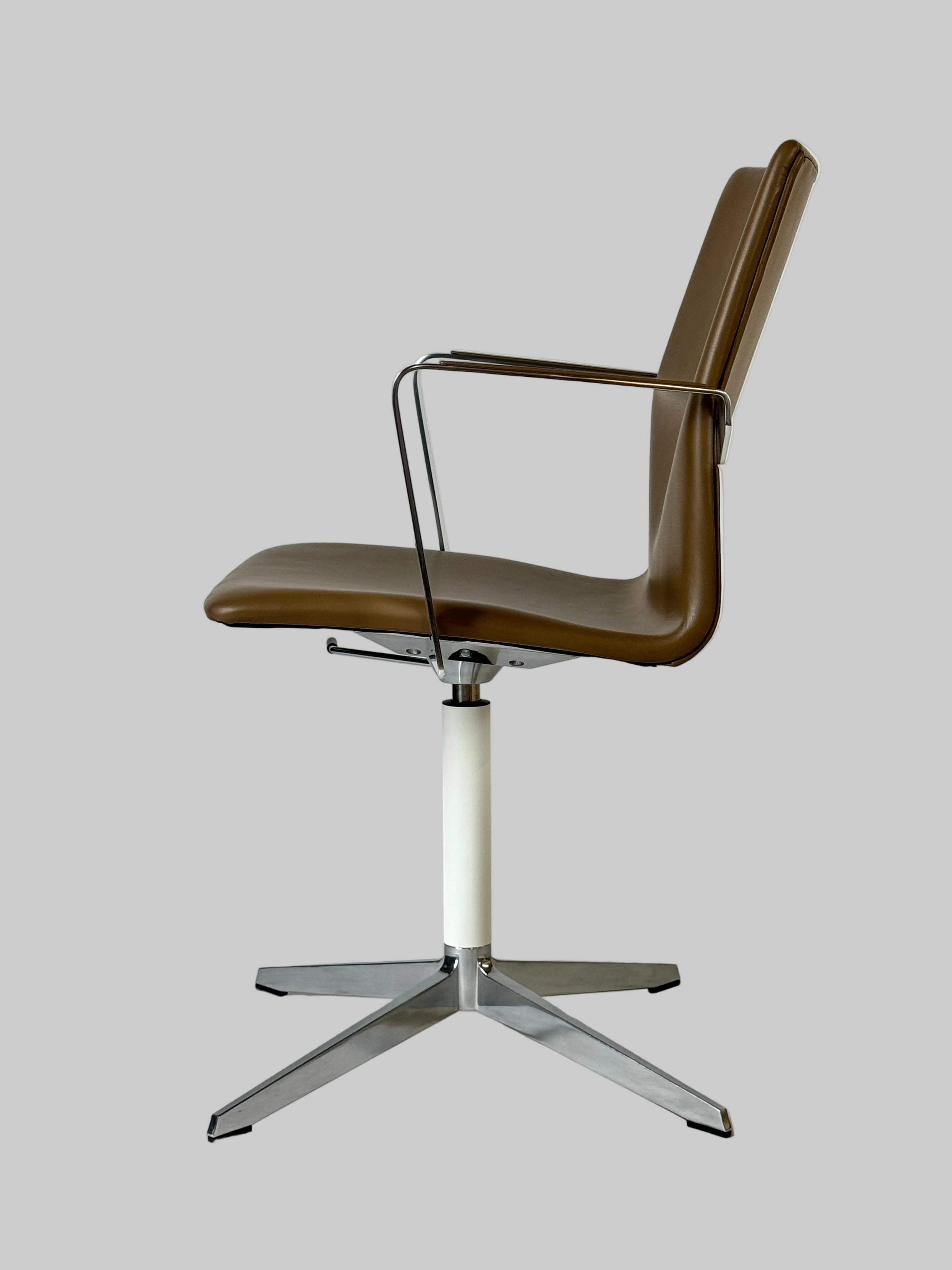 Four Design 4-Cast XL Stol – Mørkebrun med Krom Stel