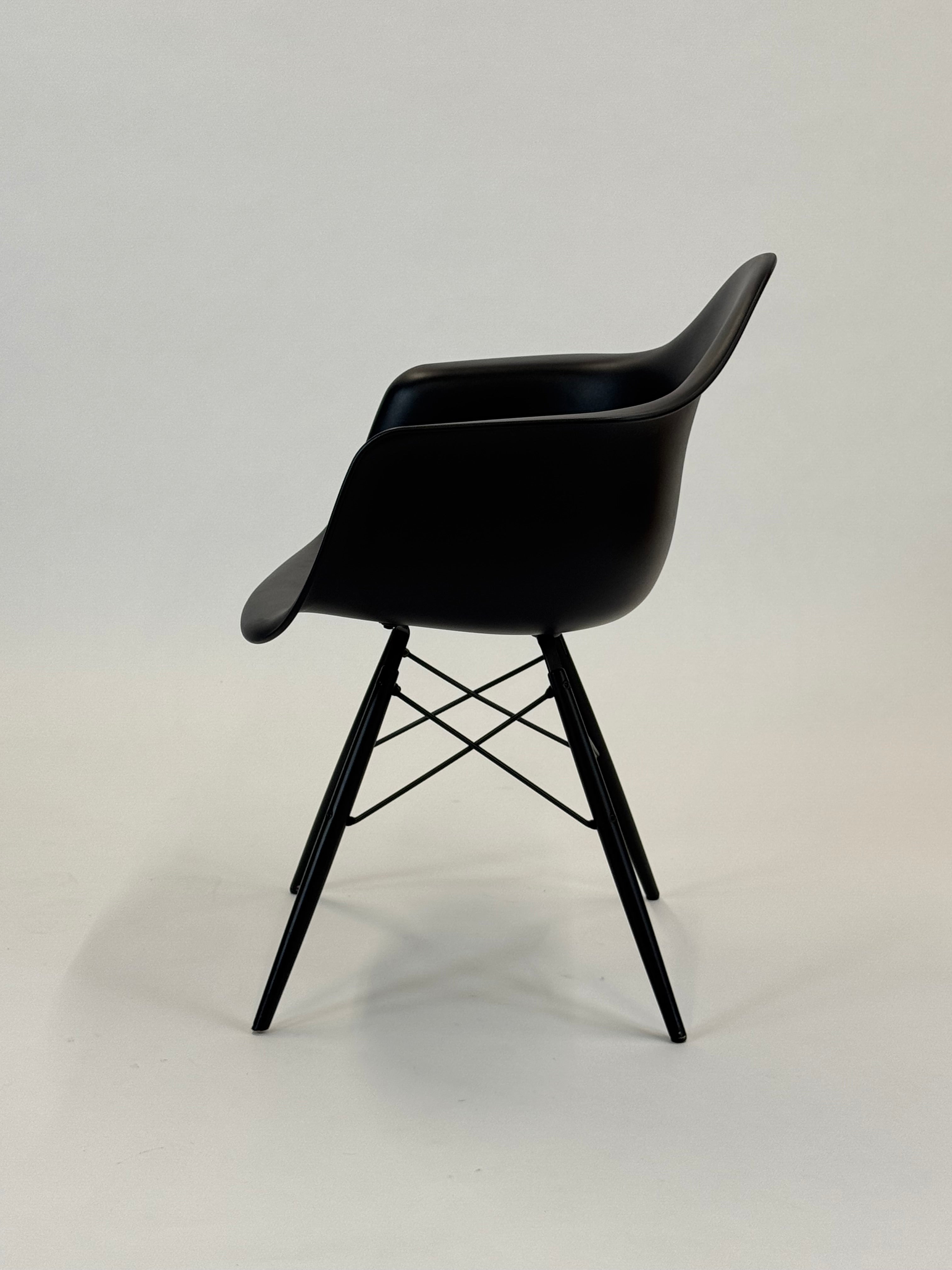 Vitra | Eames Plastic Armchair DAW