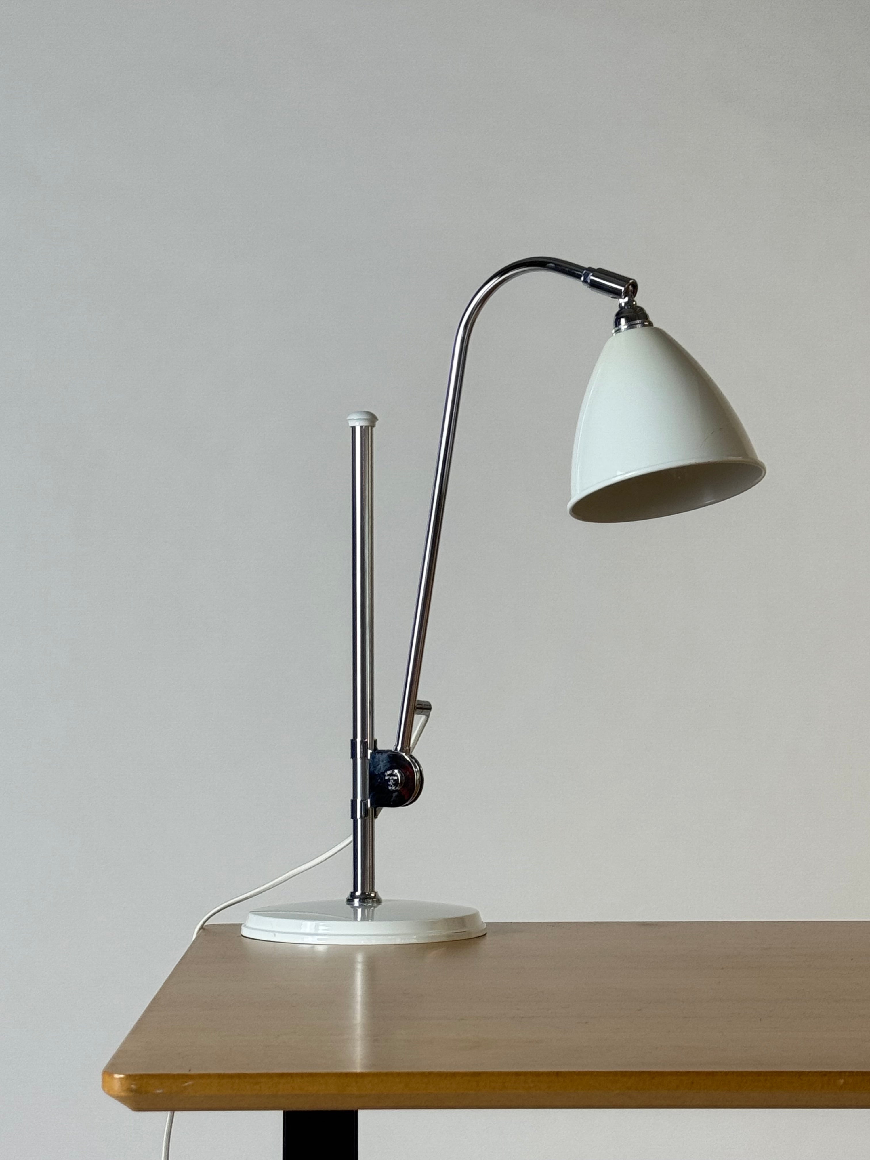 Gubi Bestlite BL1 – Hvid/Krom