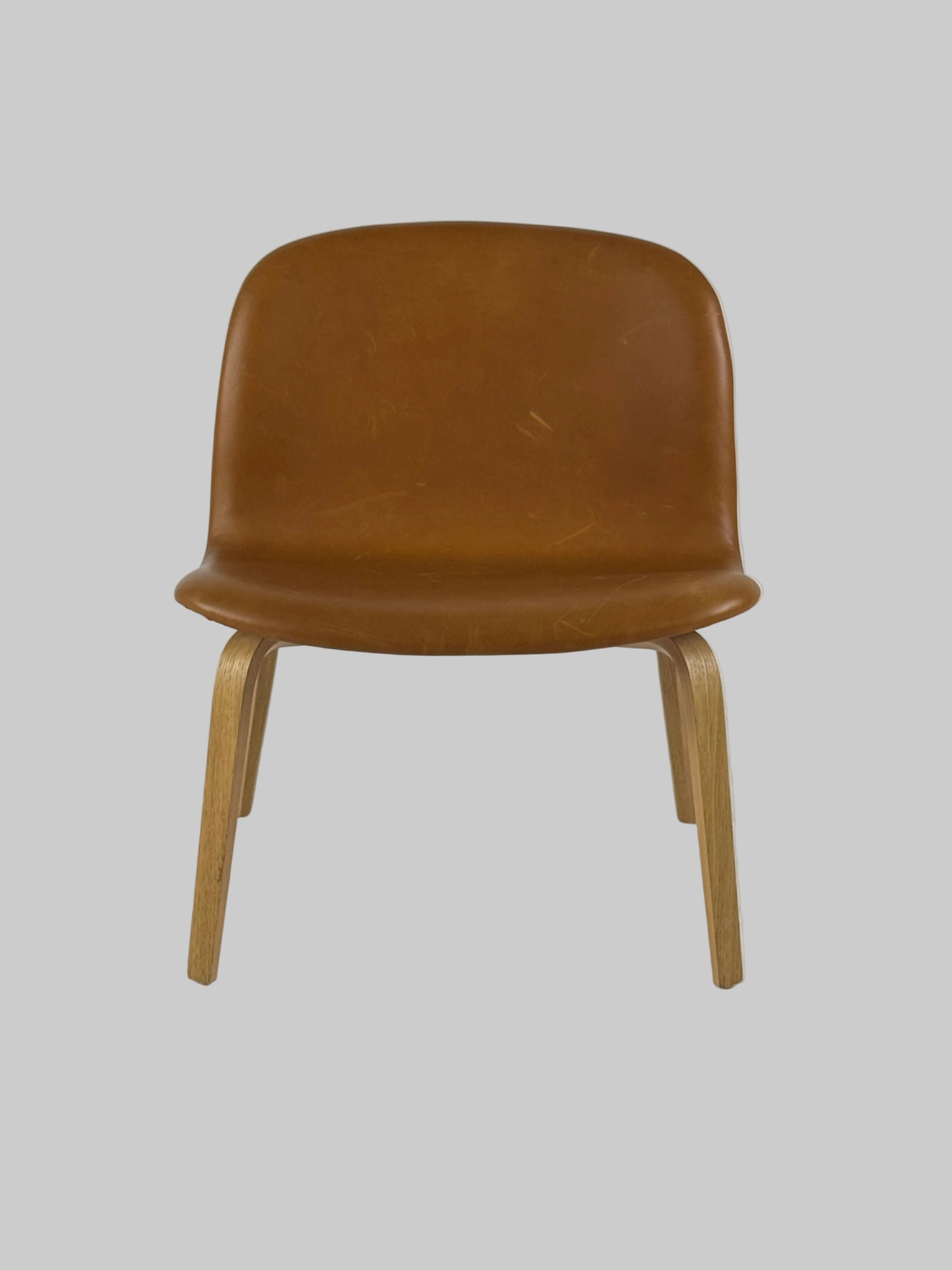 Muuto Visu Loungestol – Cognac Læder/Eg Stel