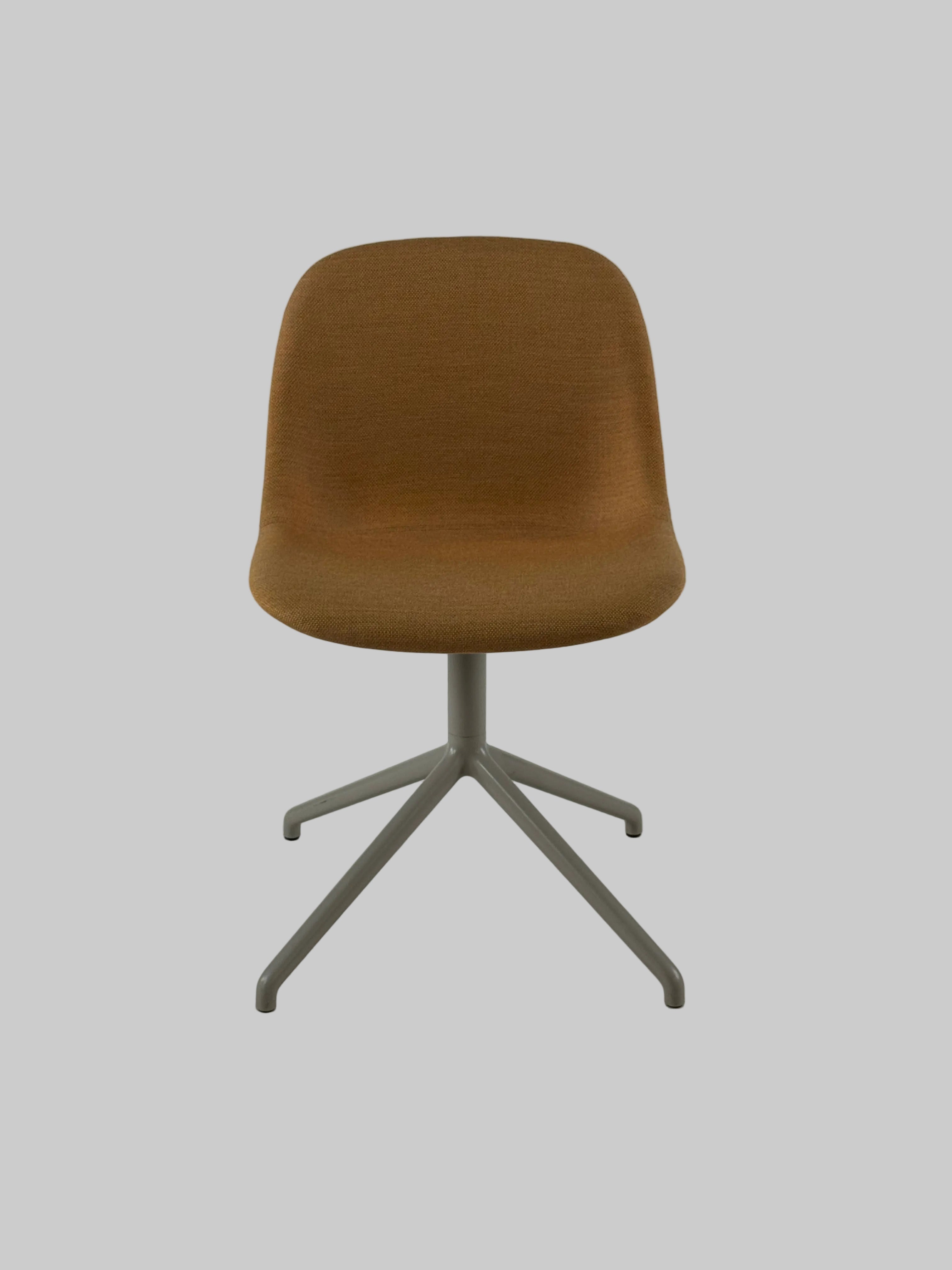 Muuto Fiber Side Stol – Brun/Gråt Stel