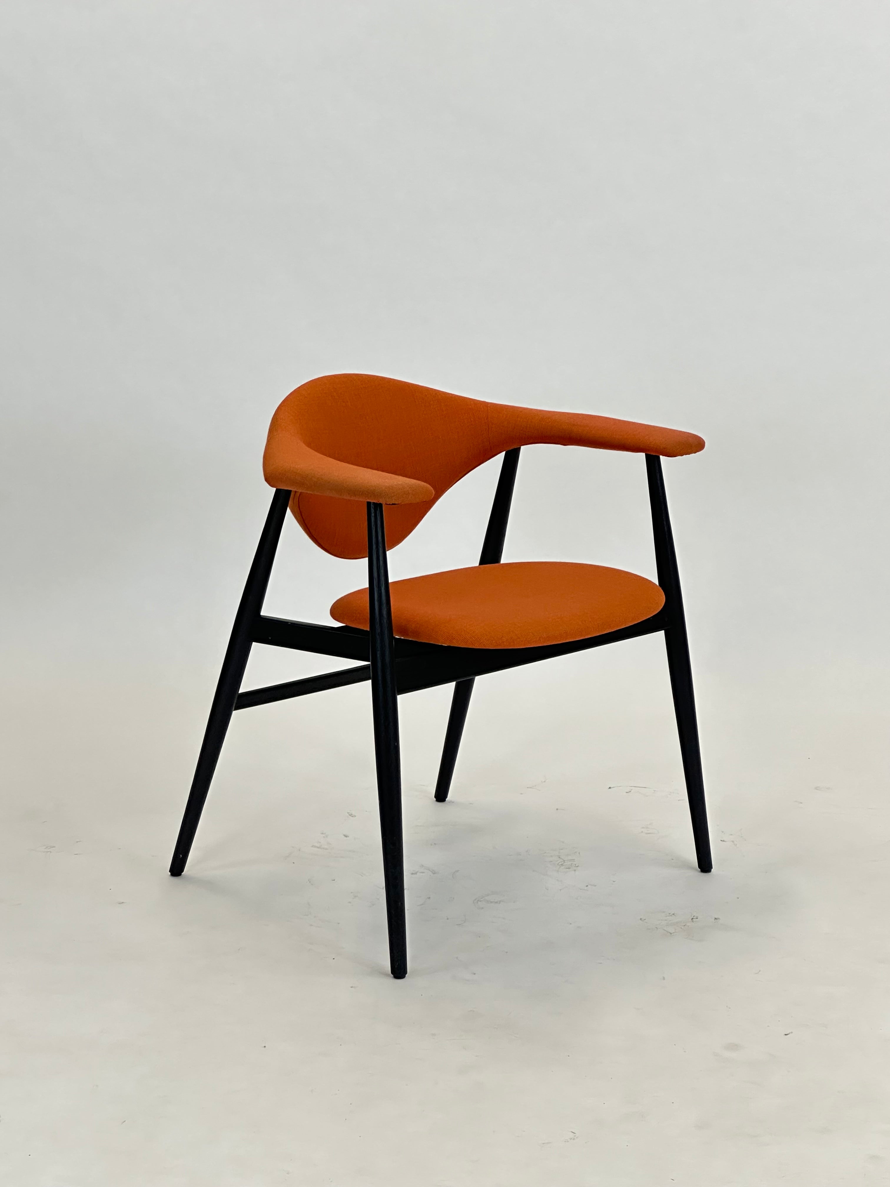 Gubi - Masculo Dining chair (Orange)