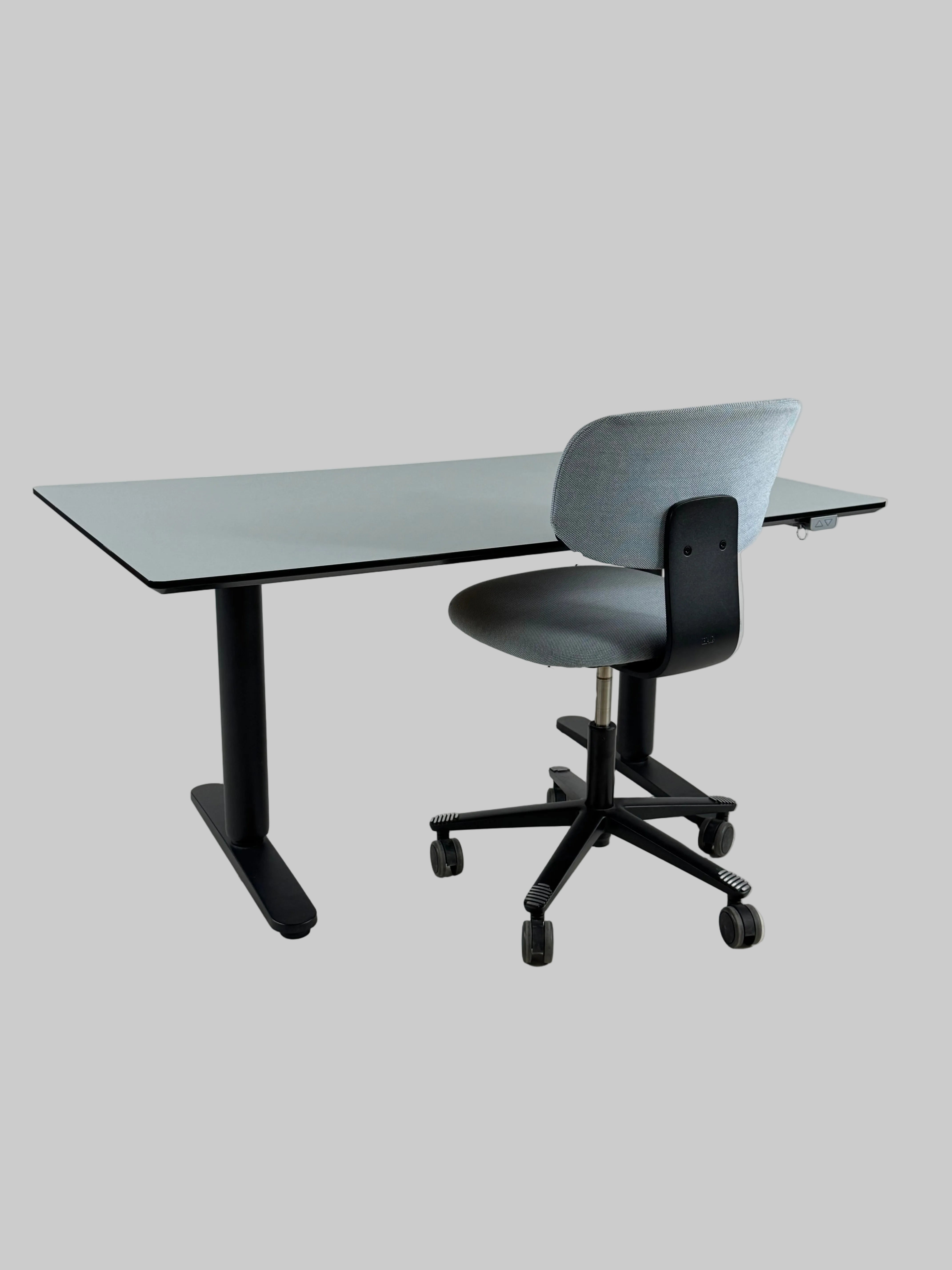 Håg Tion Stol + IKEA BEKANT Hæve/sænkebord – Lyseblå/Sort