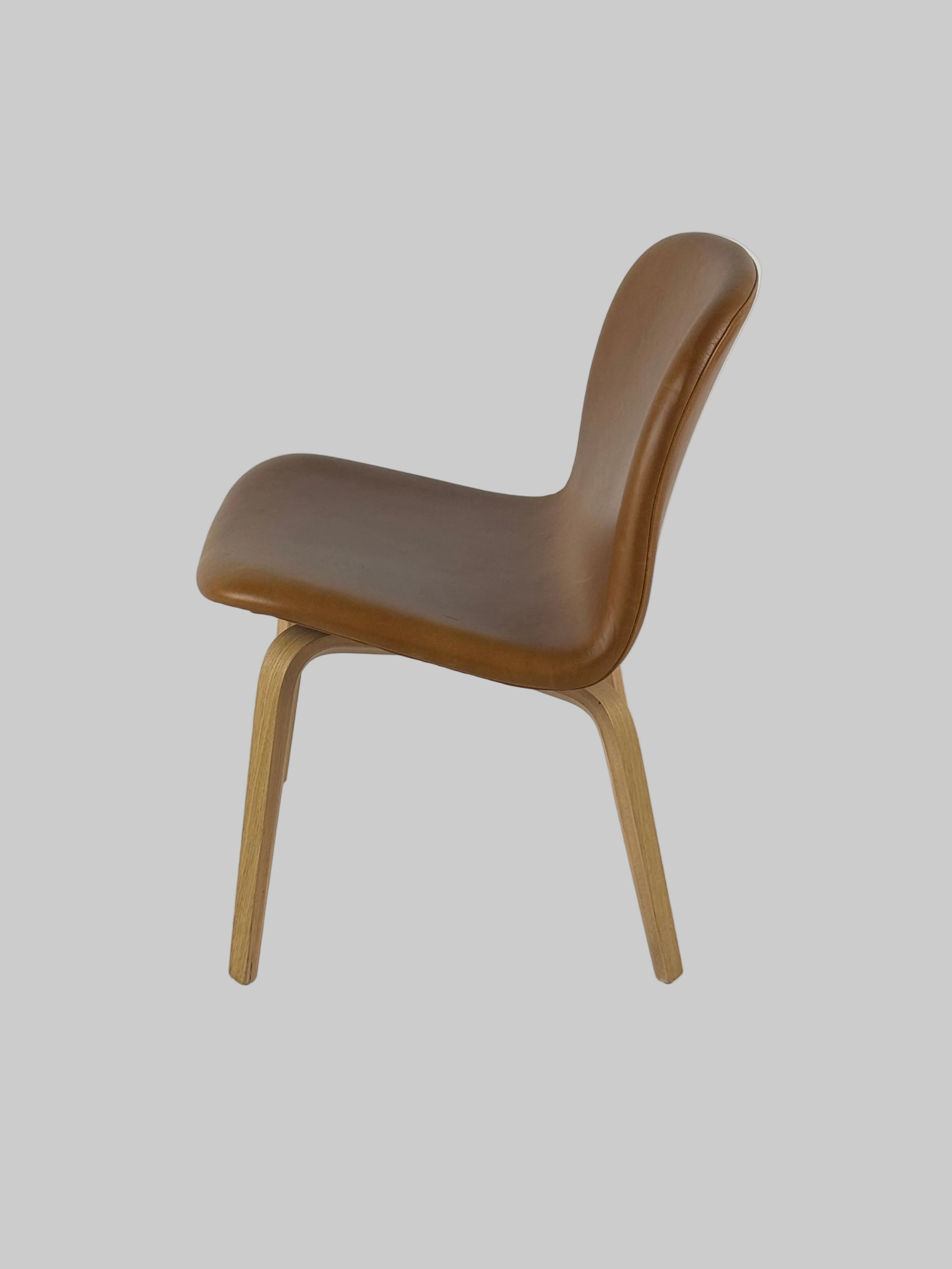 Muuto Visu Loungestol – Cognac Læder/Eg Stel