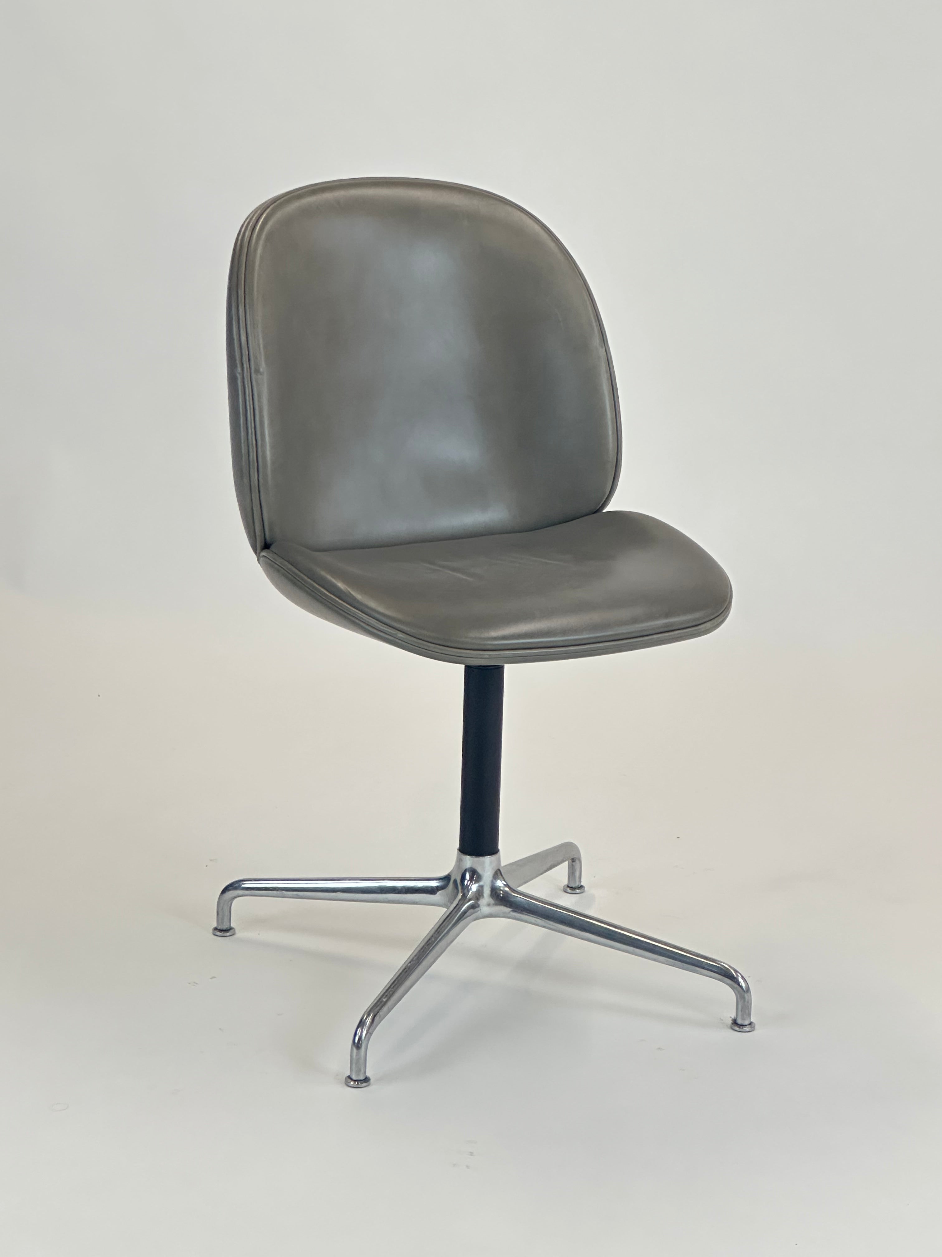 GUBI | Beetle Meeting Chair (Grå)