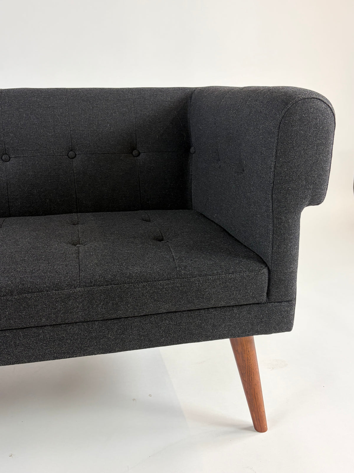 SofaCompany Harry Sofa – Mørkegrå/Natur Stel