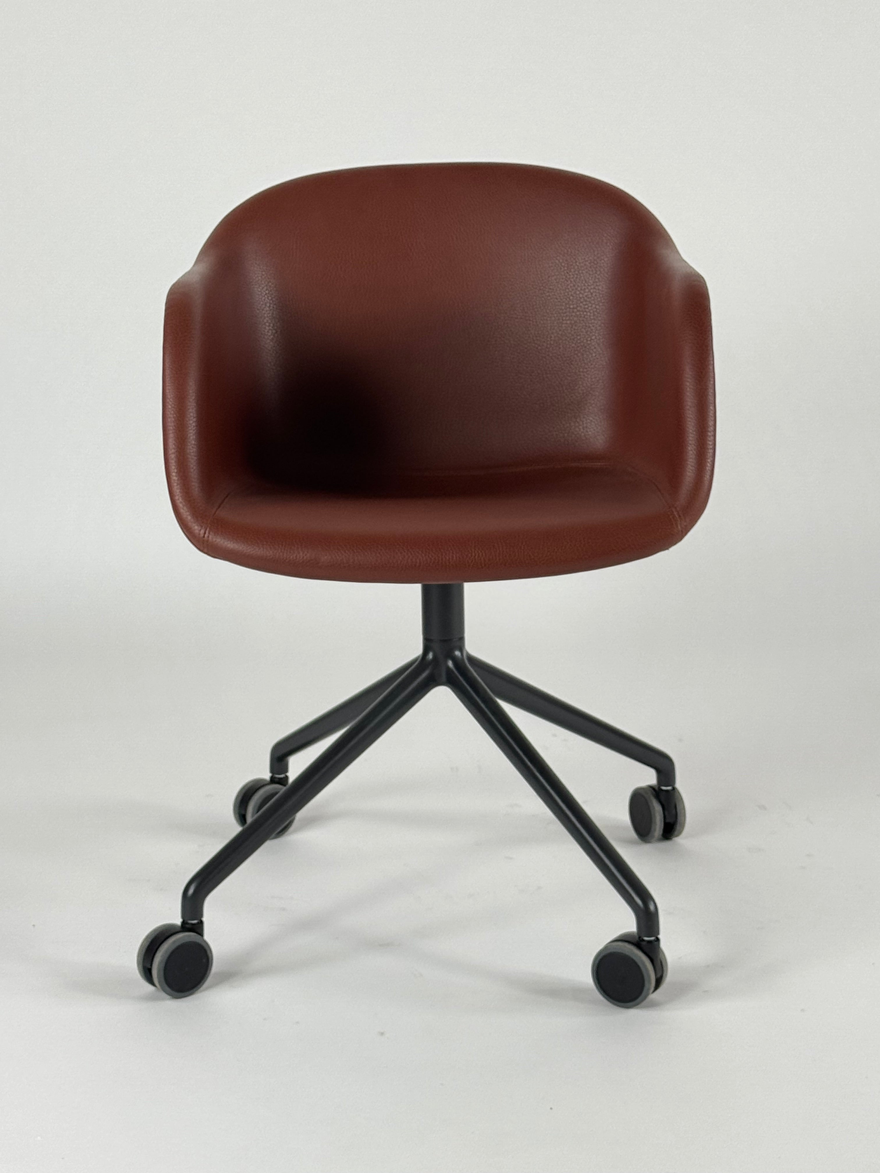 Muuto Fiber Armchair Stol – Brun med Grå Stel Læder