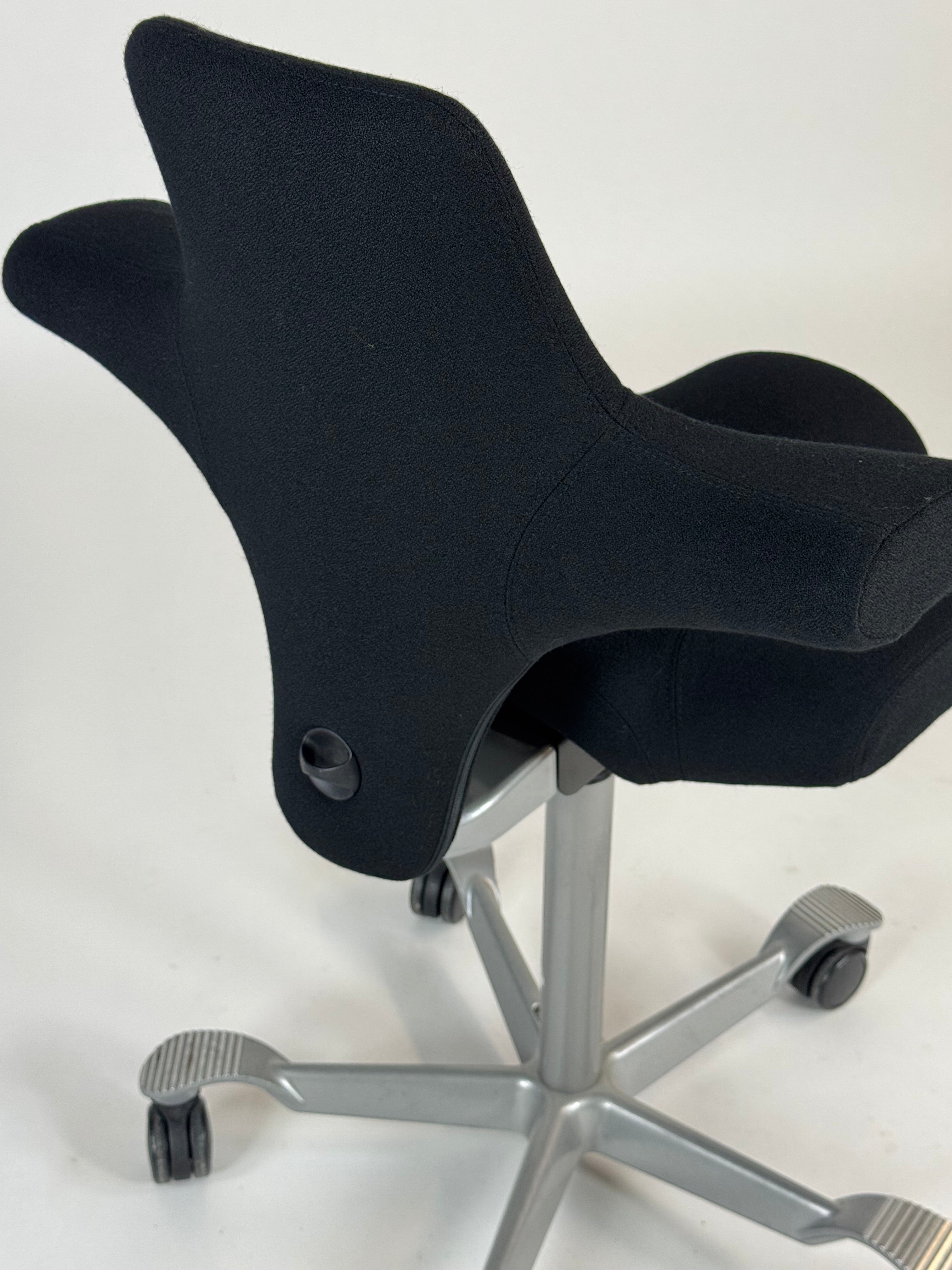 HÅG Capisco 8106 - 265 mm gaslift - Nypolstret i Sort