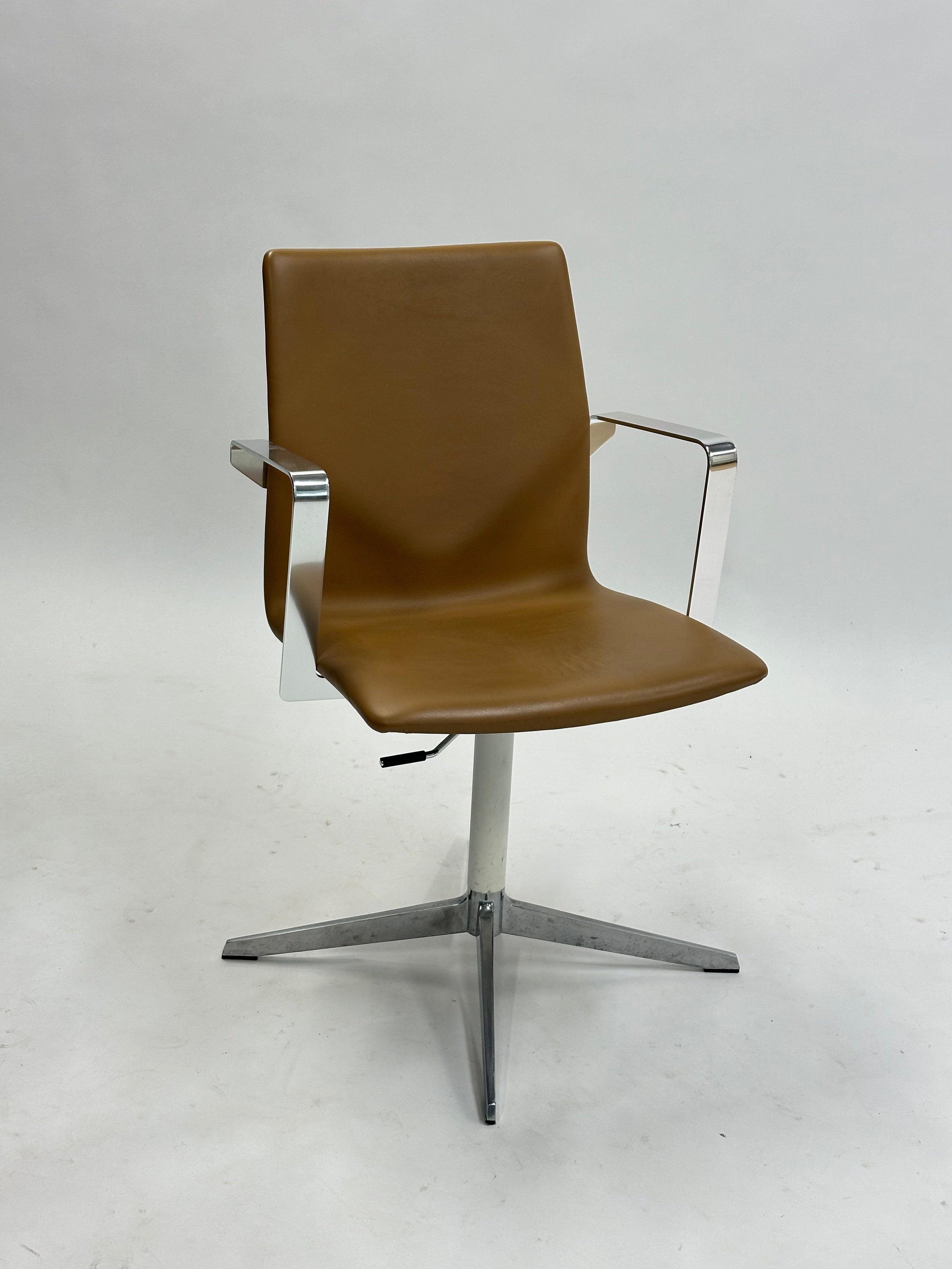 Four Design - 4-Cast® XL Mødestol (Lysebrun m. krom armlæn)