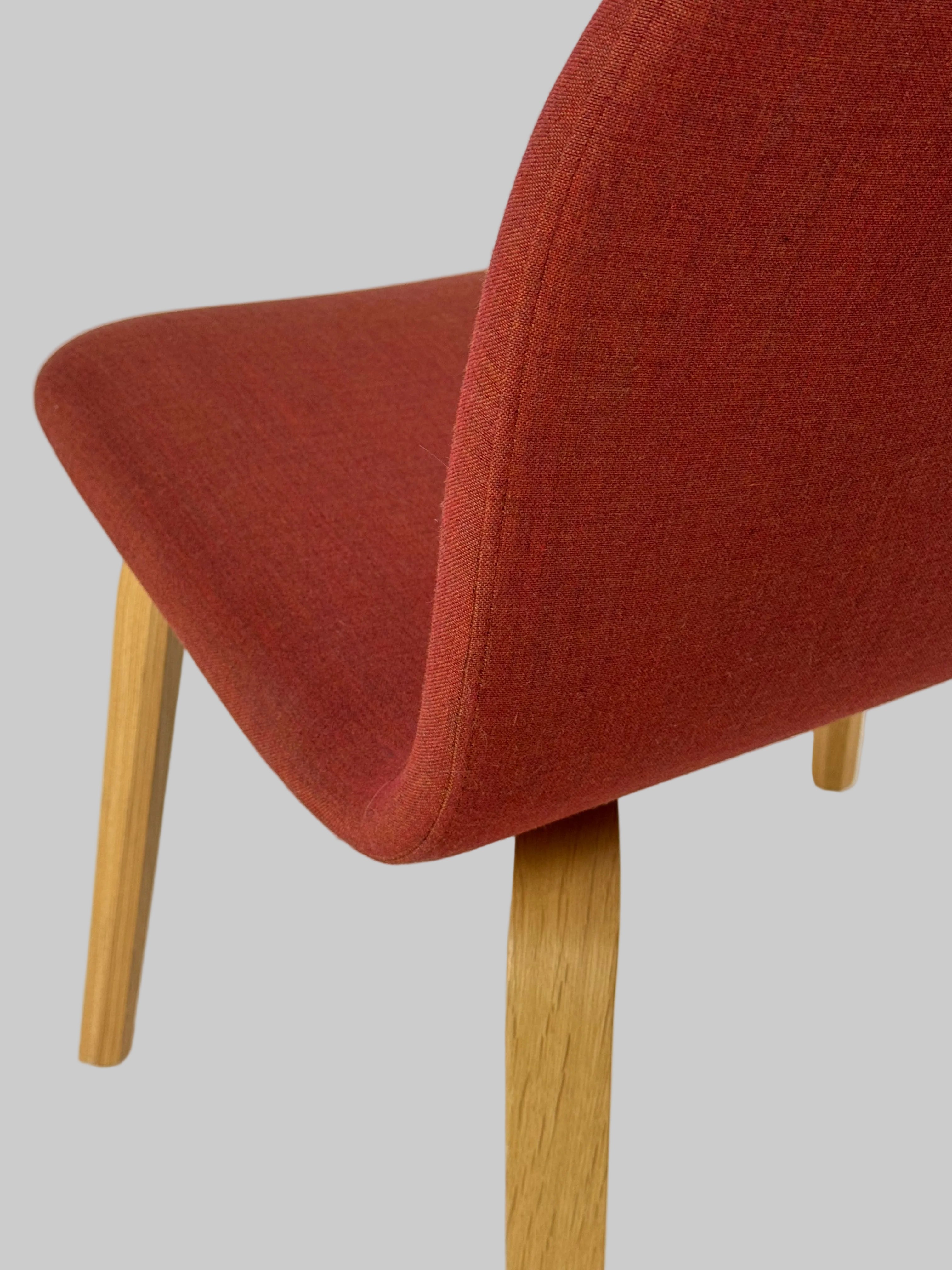 Muuto Visu Loungestol – Rød/Eg Stel