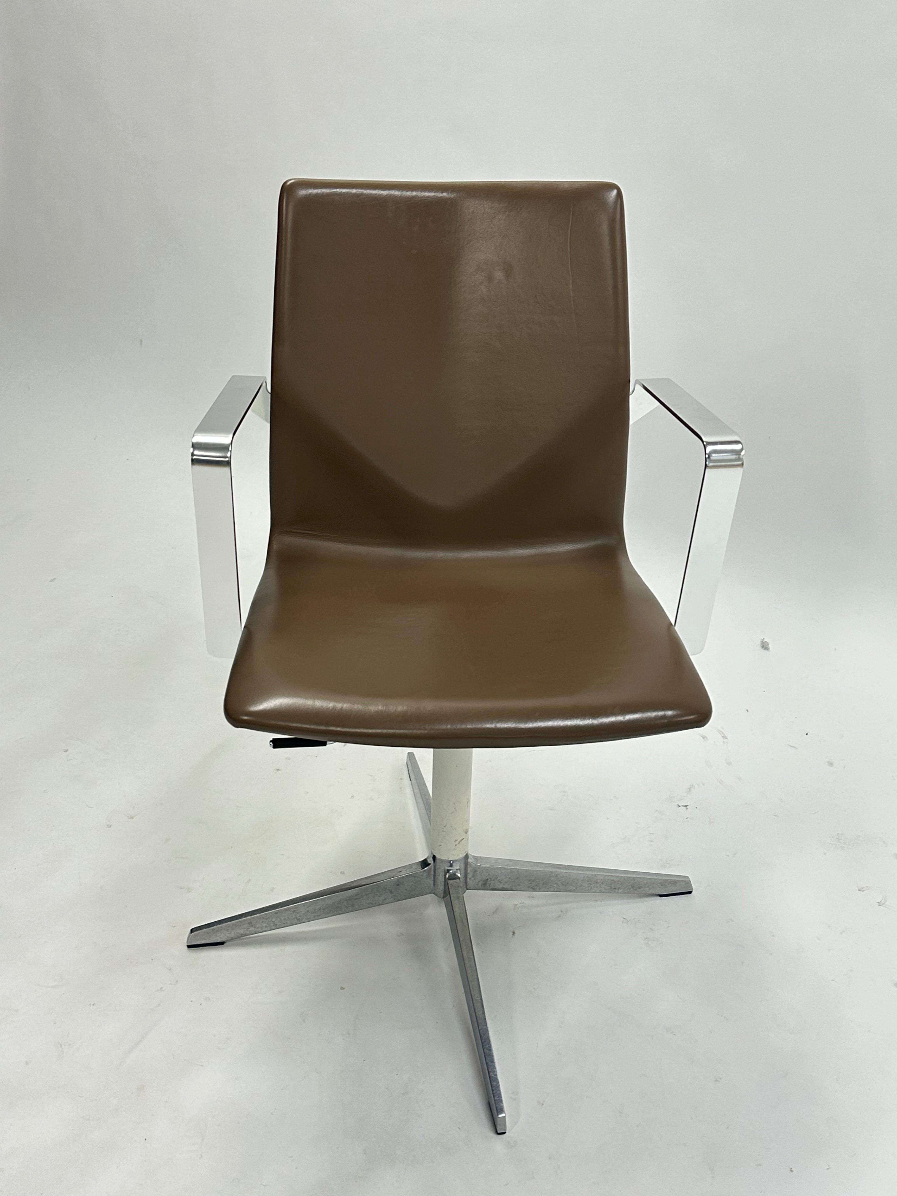 Four Design - 4-Cast® XL Mødestol (Mørkebrun m. krom armlæn)