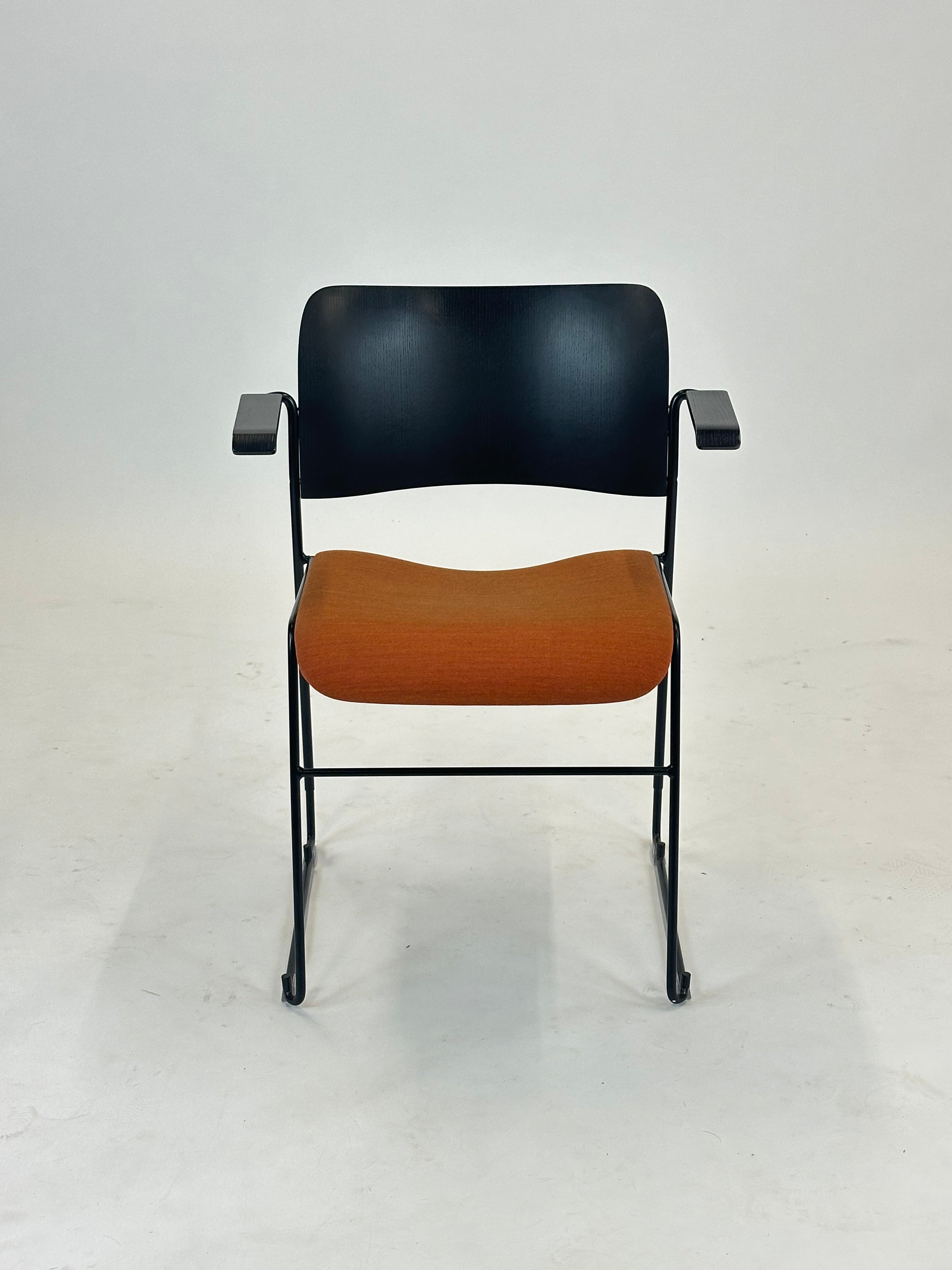 Howe | 40/4 Konferencestol (Orange/Sort)
