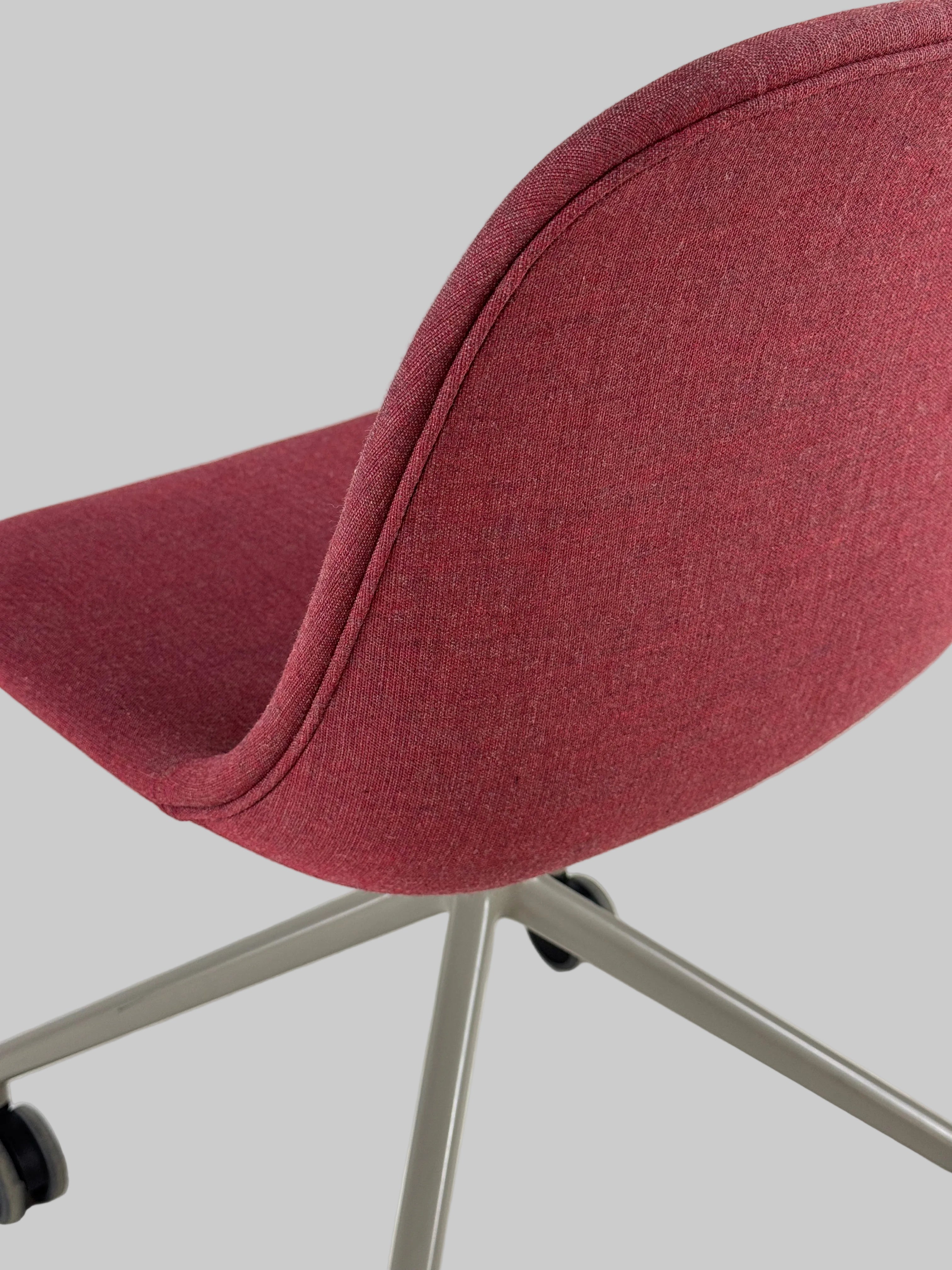 Muuto Fiber Side Stol – Rød/Gråt Stel