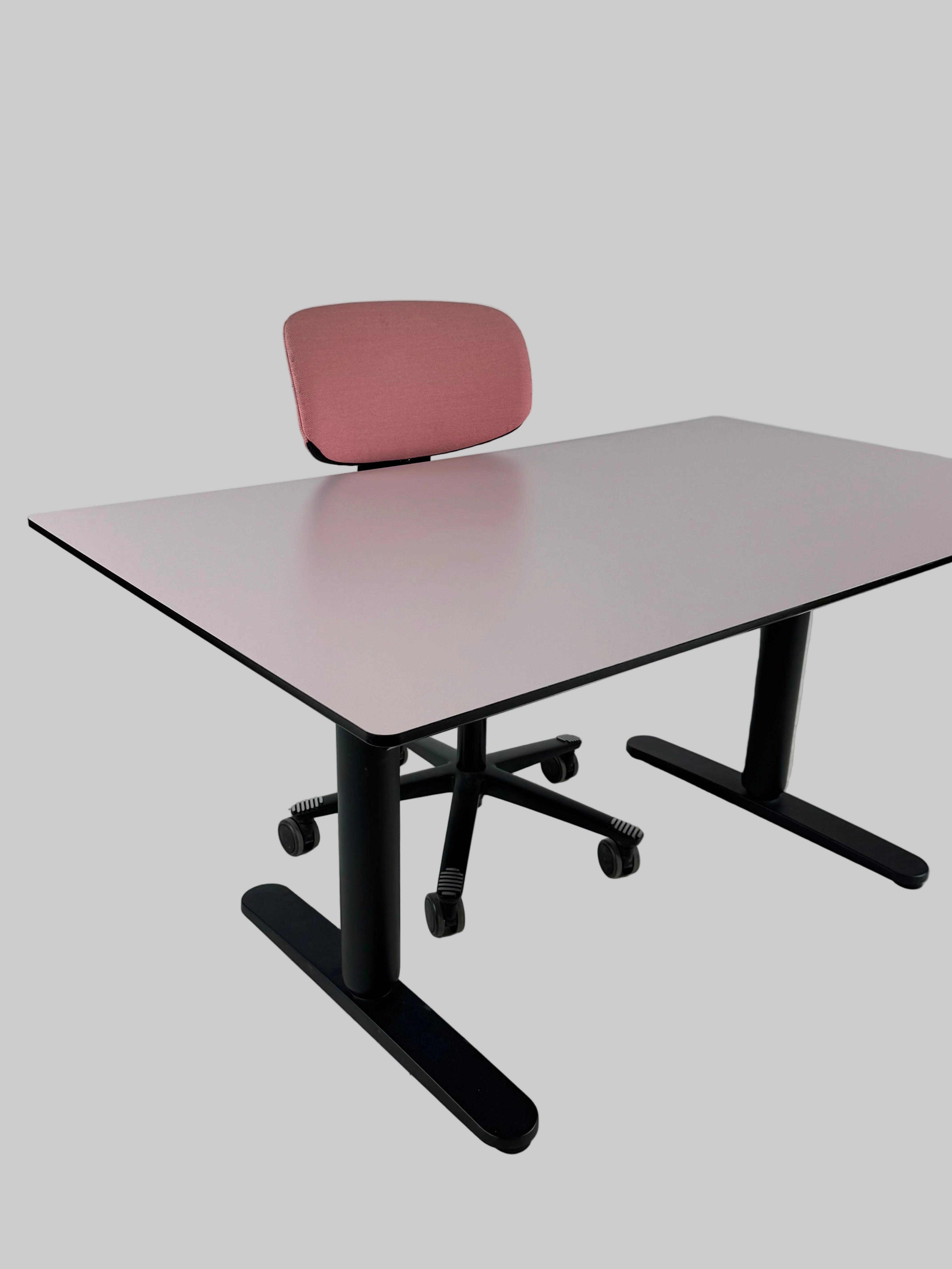 Håg Tion Stol + IKEA BEKANT Hæve/sænkebord – Lyserød/Sort