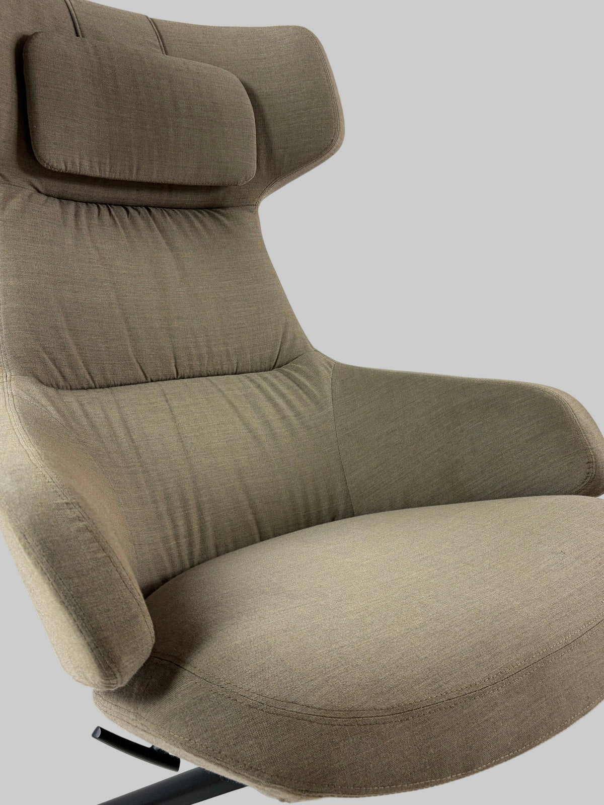 Arper Aston Club Loungestol – Gråbrun/Sort Stel
