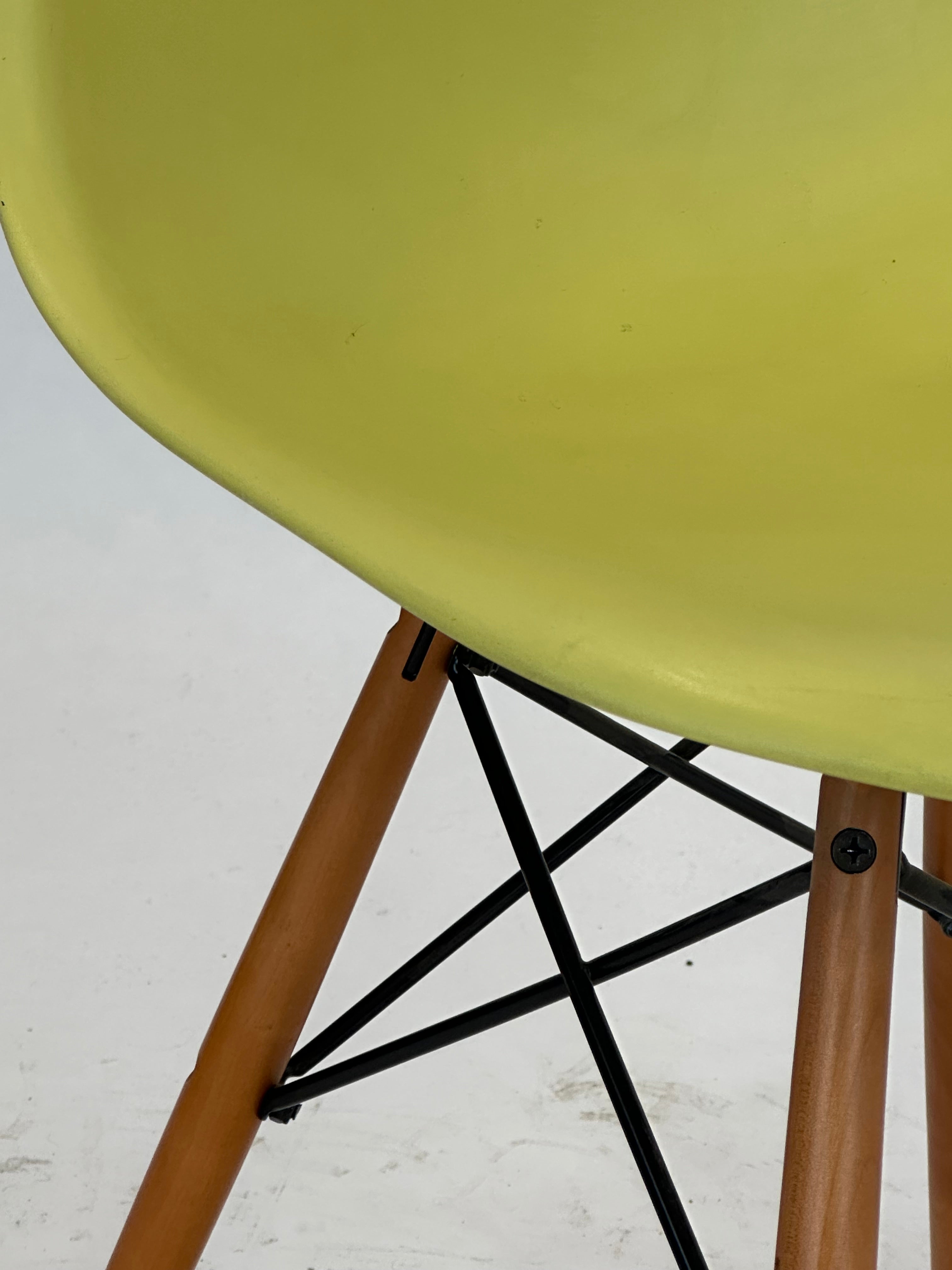 Vitra Eames DSW Stol  (Gul)