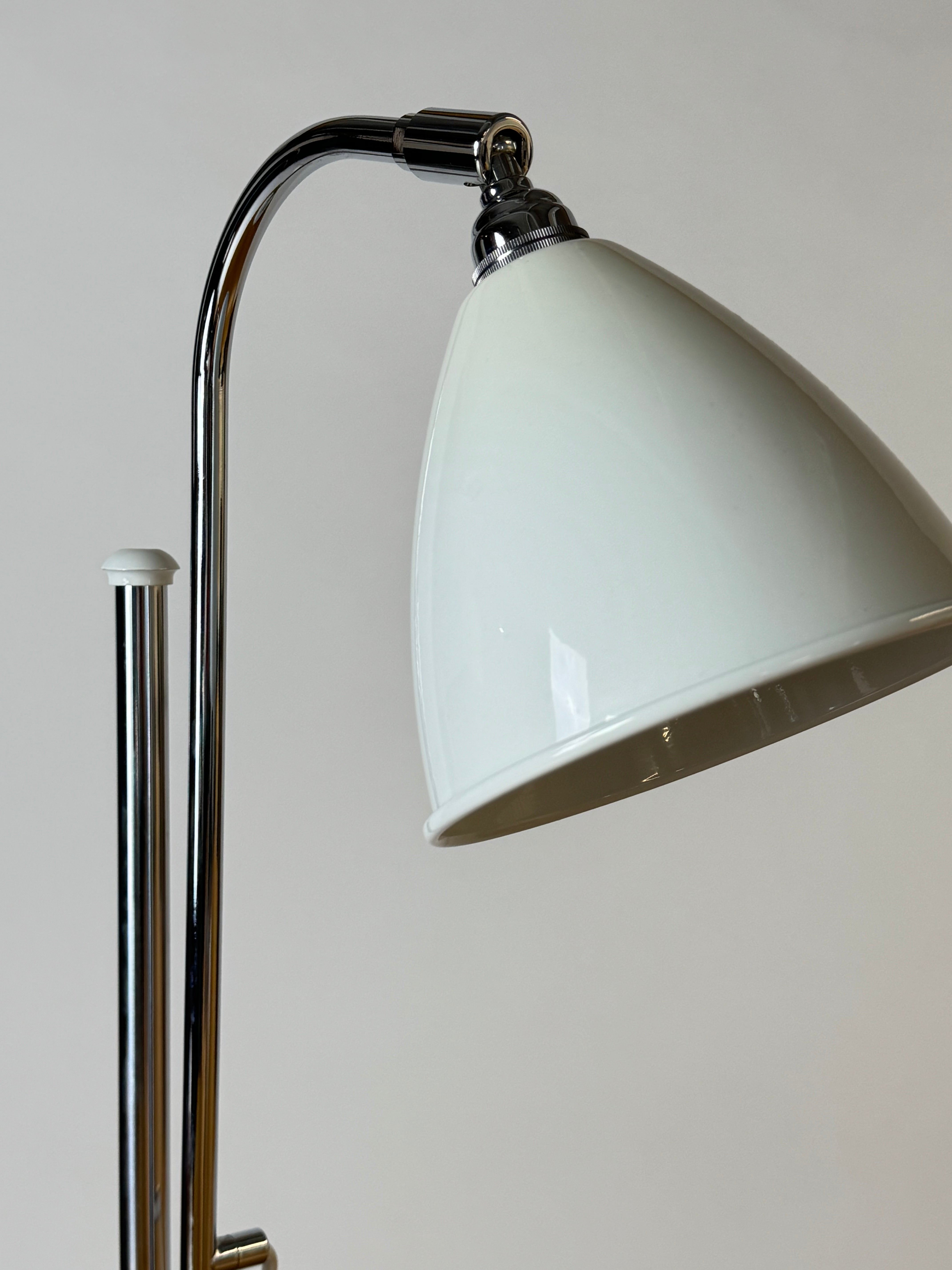 Gubi Bestlite BL1 – Hvid/Krom