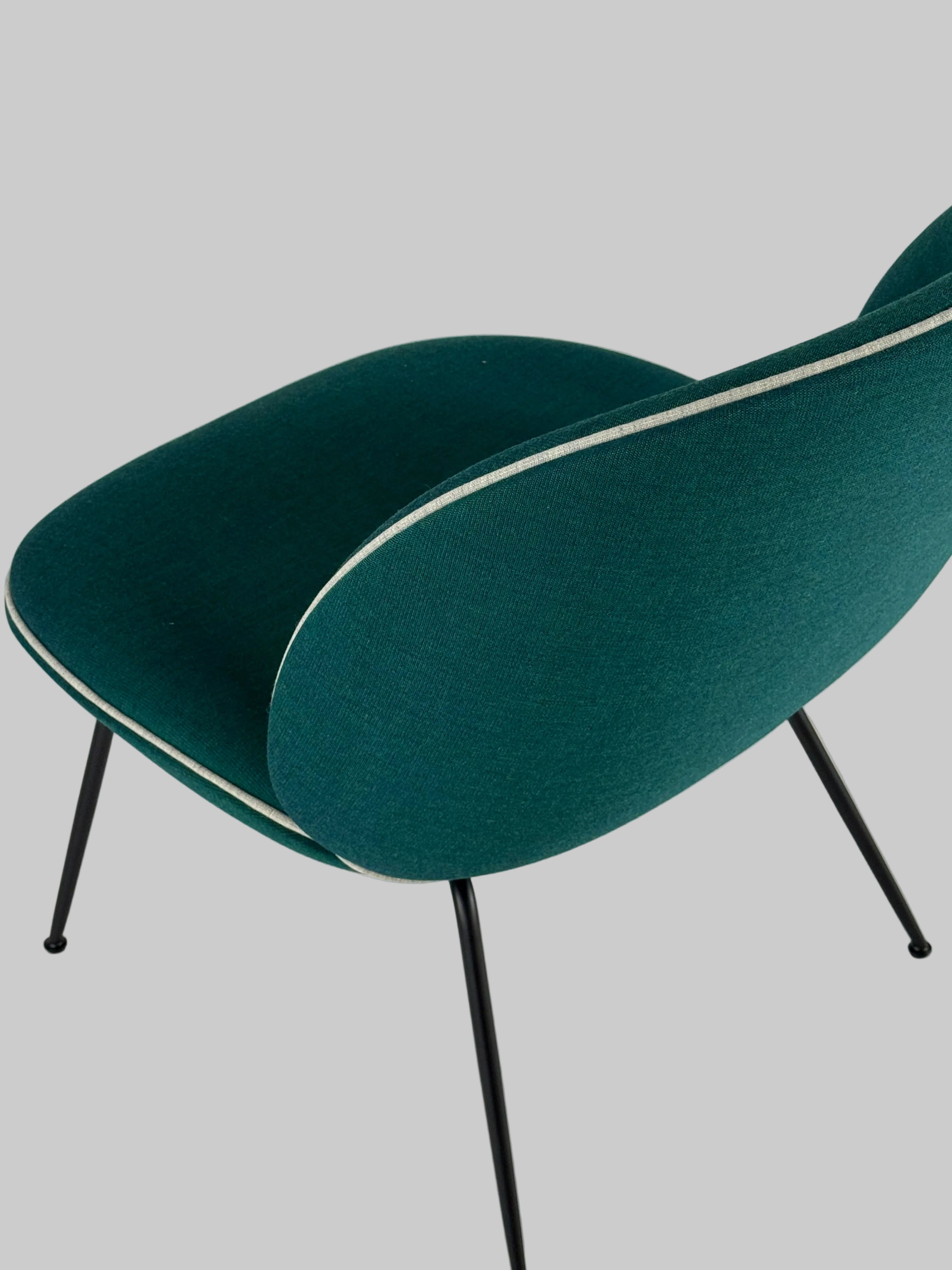 GUBI Beetle Loungestol – Grøn/Sort Stel