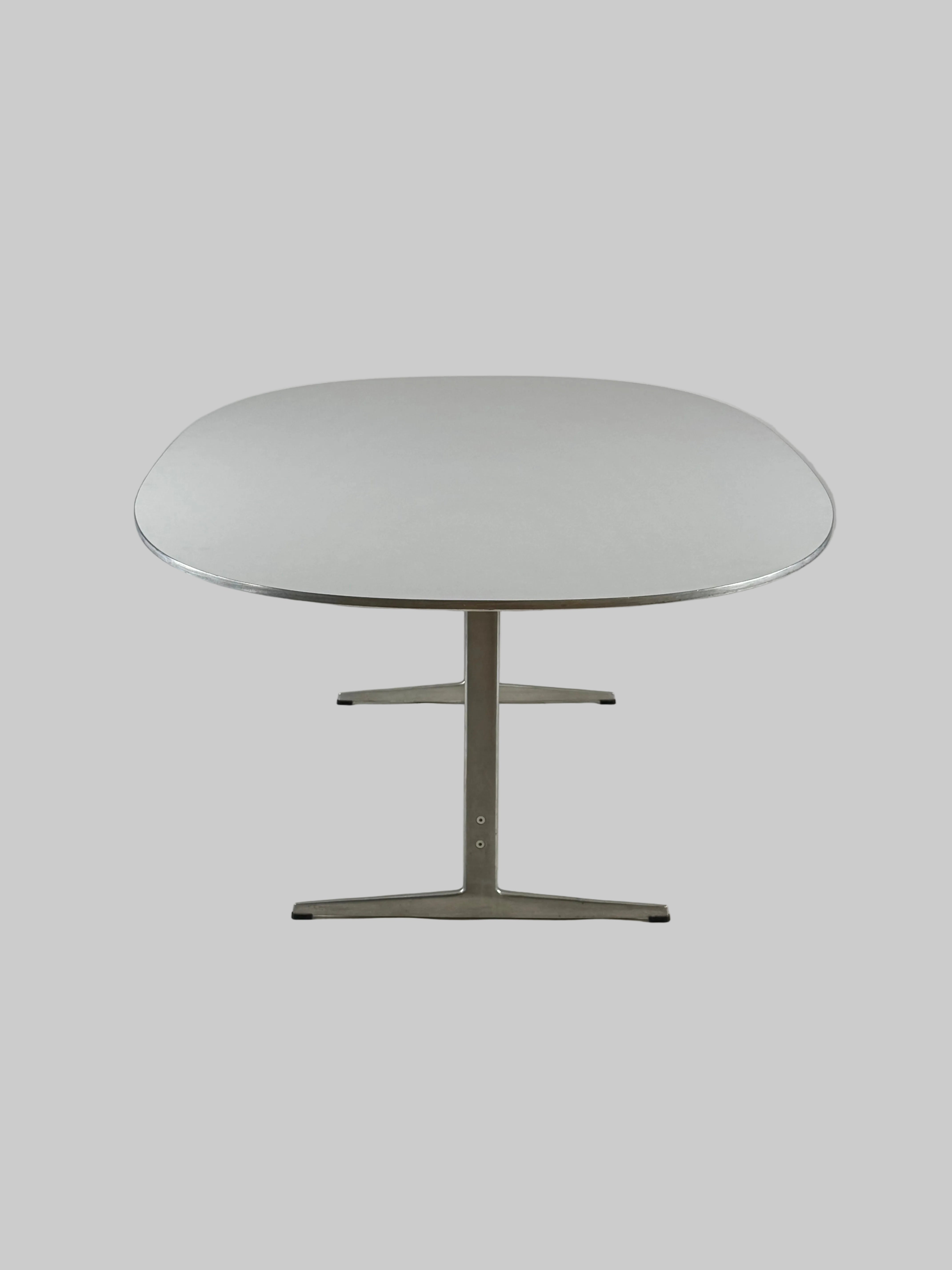 Fritz Hansen Superellipse Shaker Bord – Hvid/Grå Stel 180x120cm