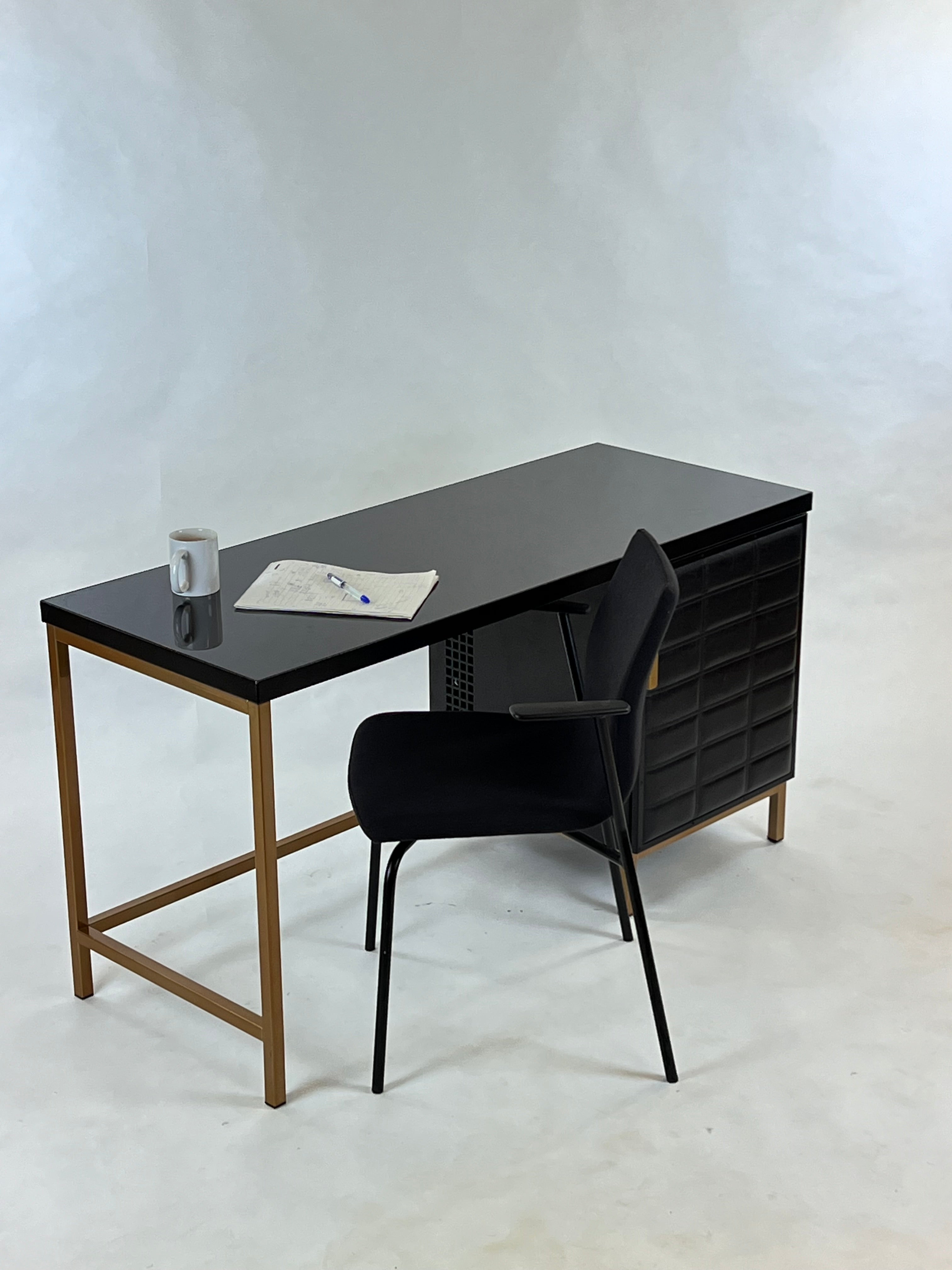 Skrivebord med kabinet til Minibar
