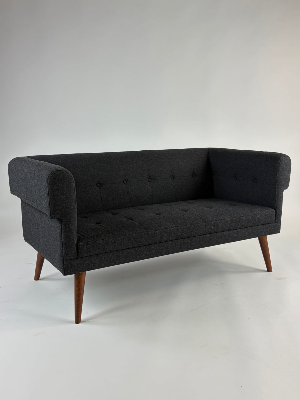 SofaCompany Harry Sofa – Mørkegrå/Natur Stel
