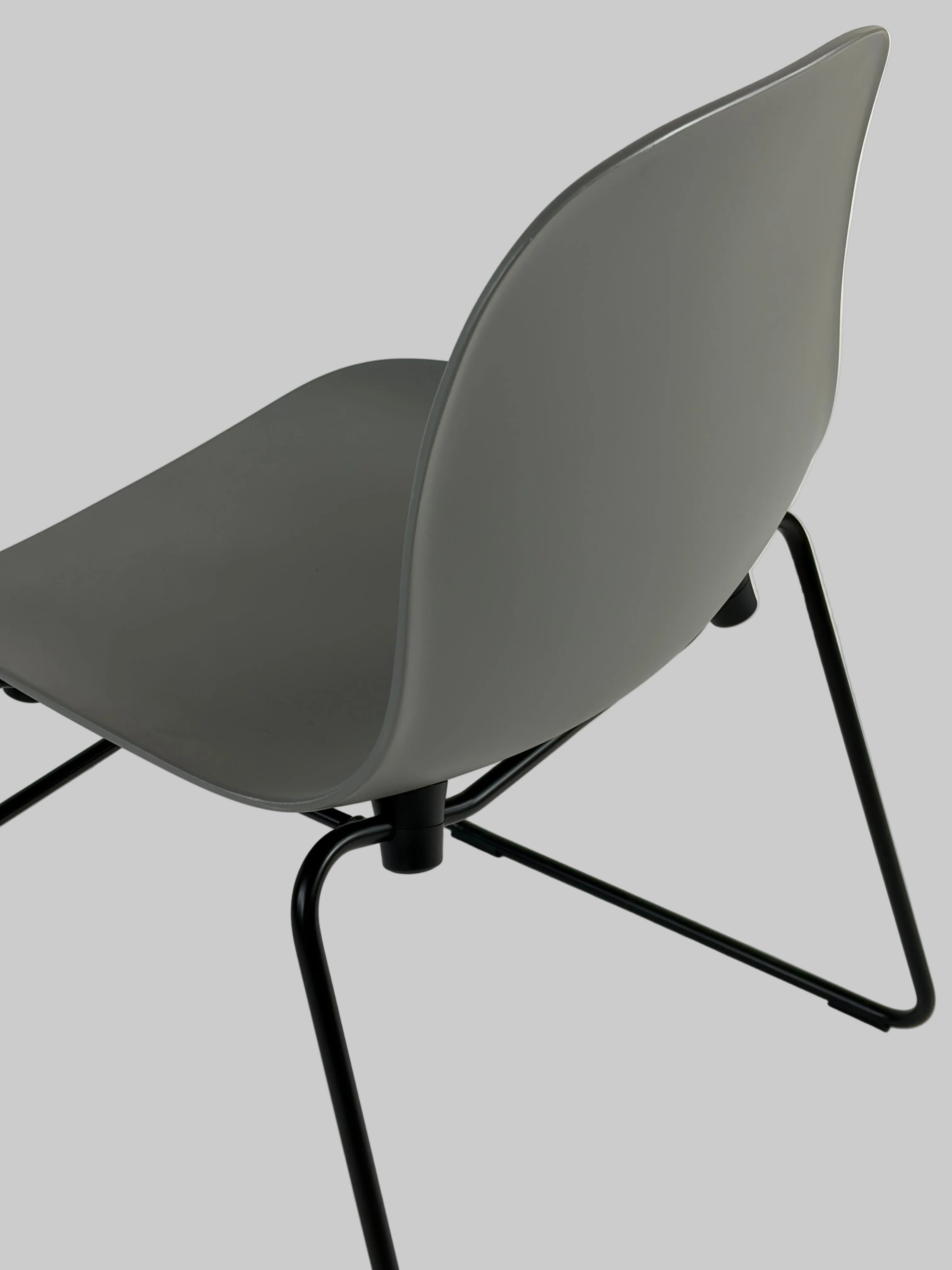Normann Copenhagen Form Stol – Grå/Sort Stel