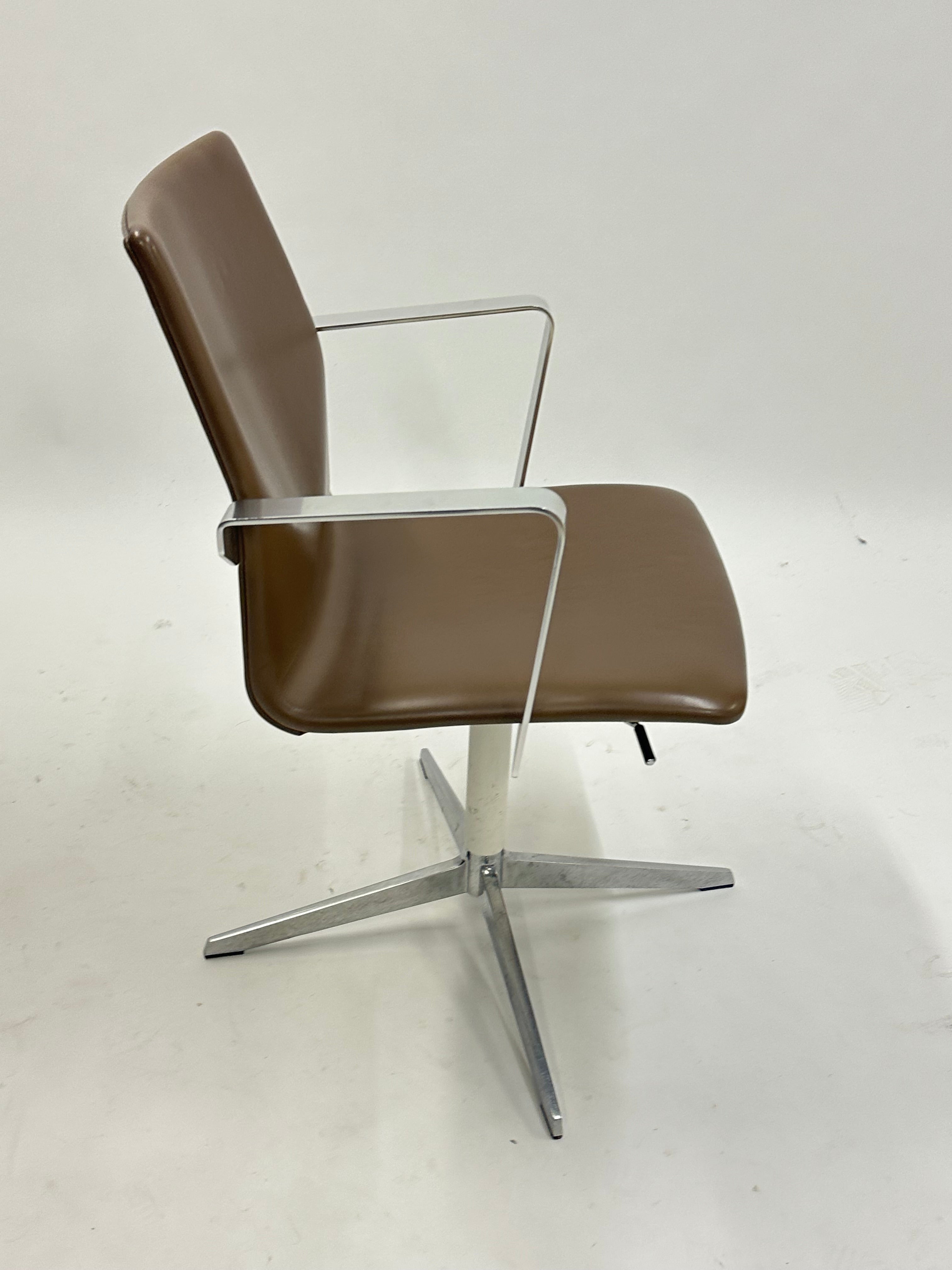 Four Design - 4-Cast® XL Mødestol (Mørkebrun m. krom armlæn)