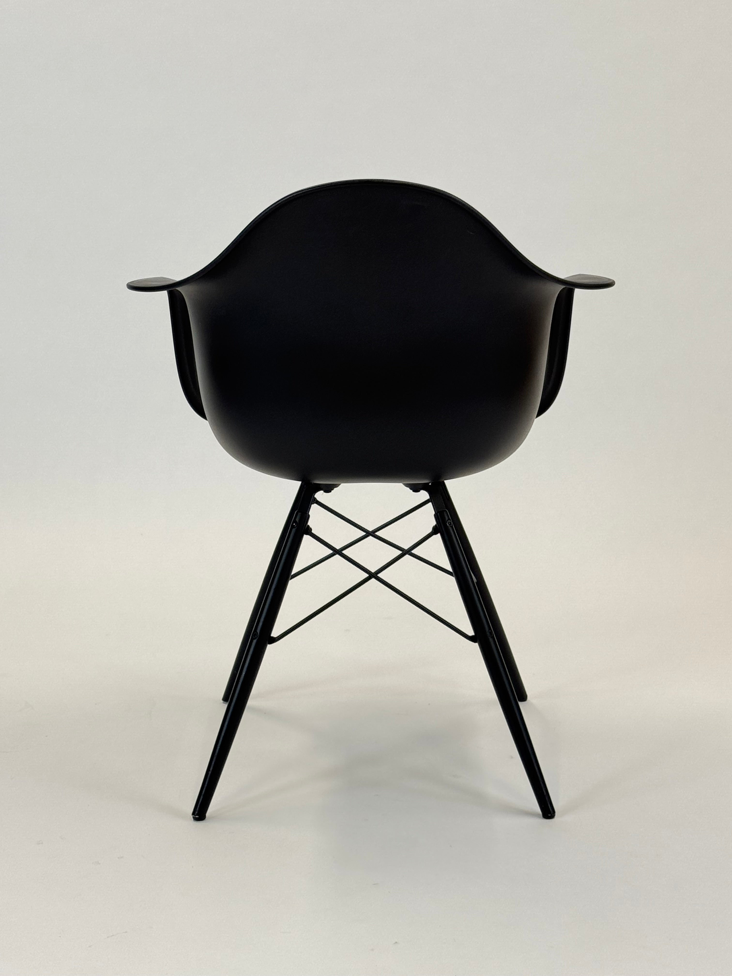 Vitra | Eames Plastic Armchair DAW