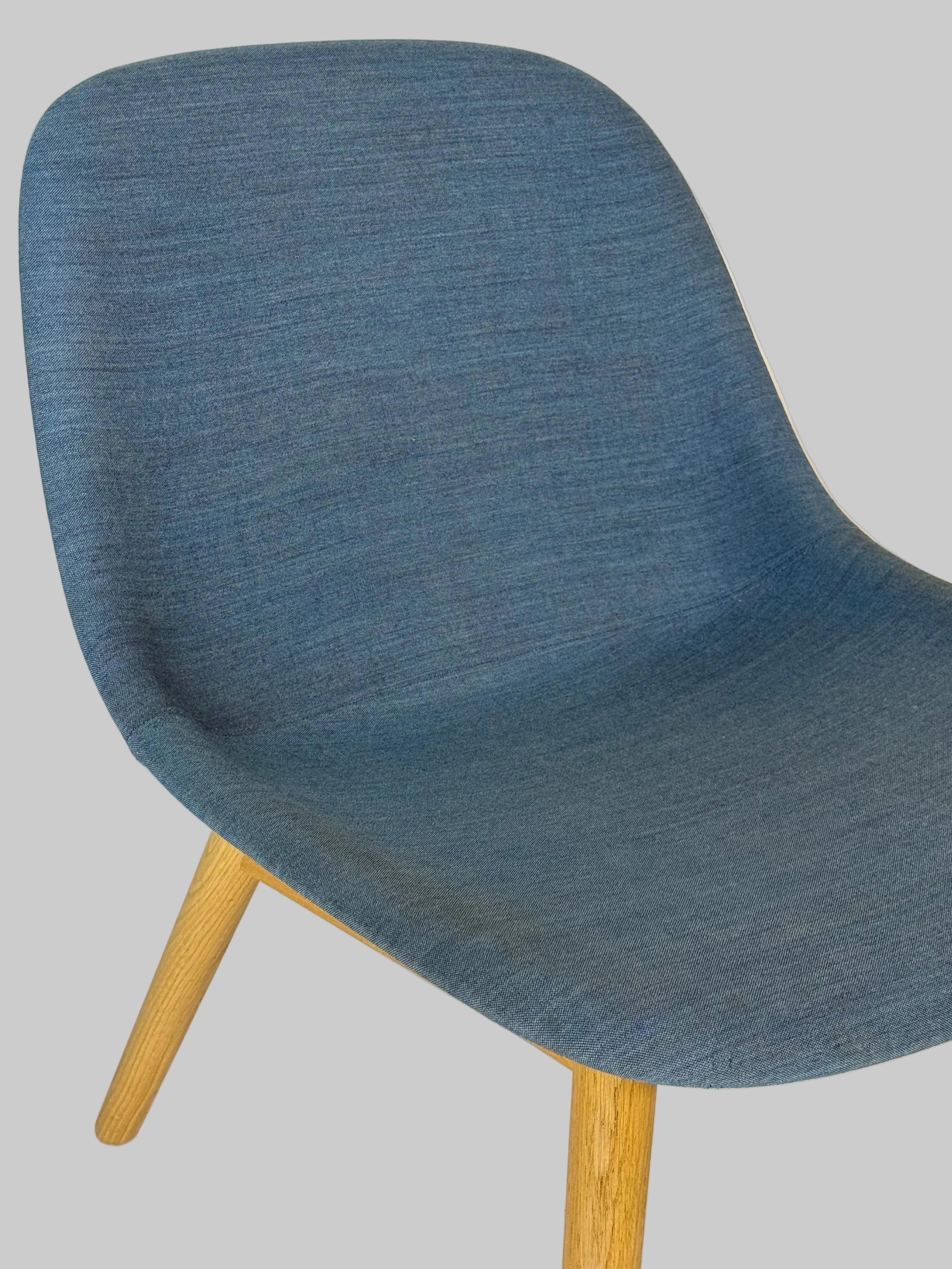 Muuto Fiber Lounge Stol – Blå/Eg Stel