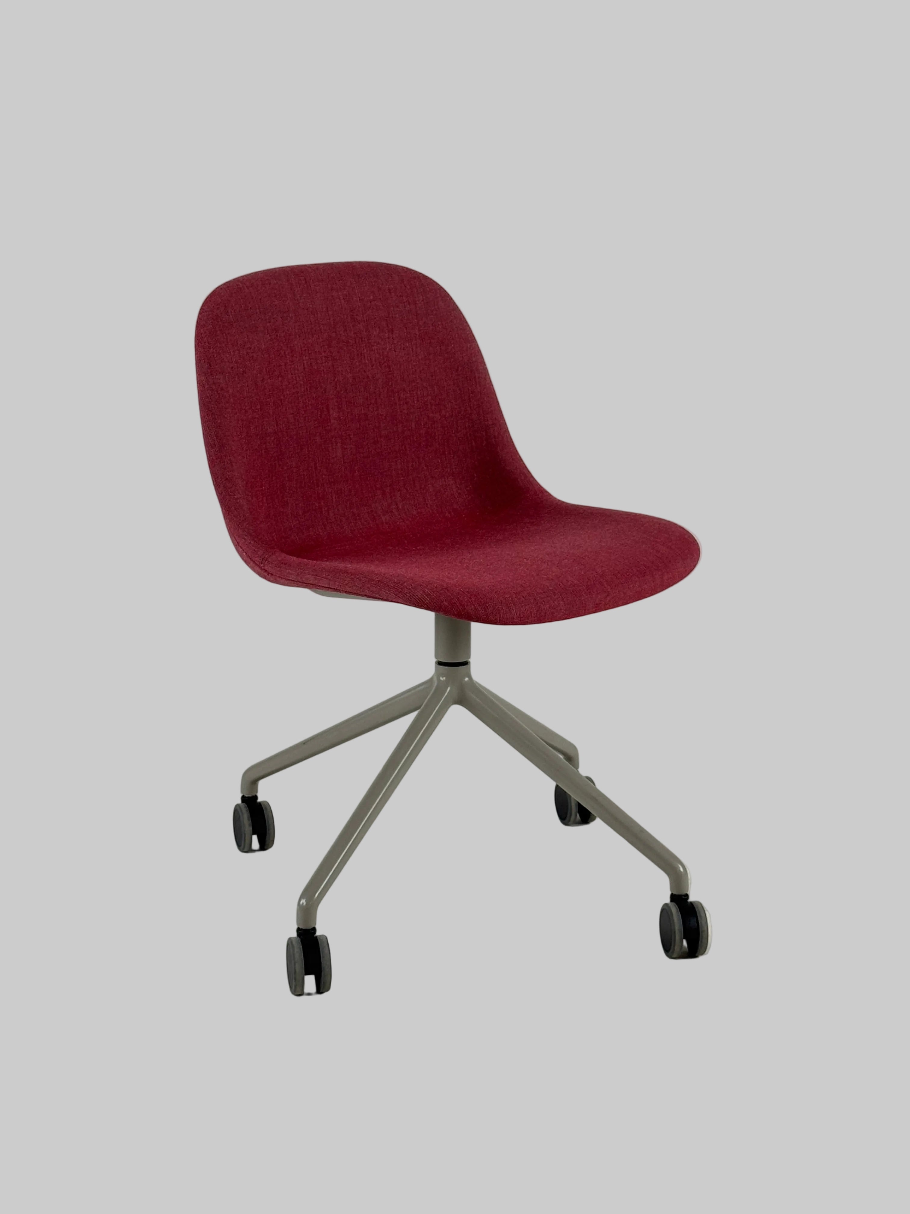 Muuto Fiber Side Stol – Rød/Gråt Stel