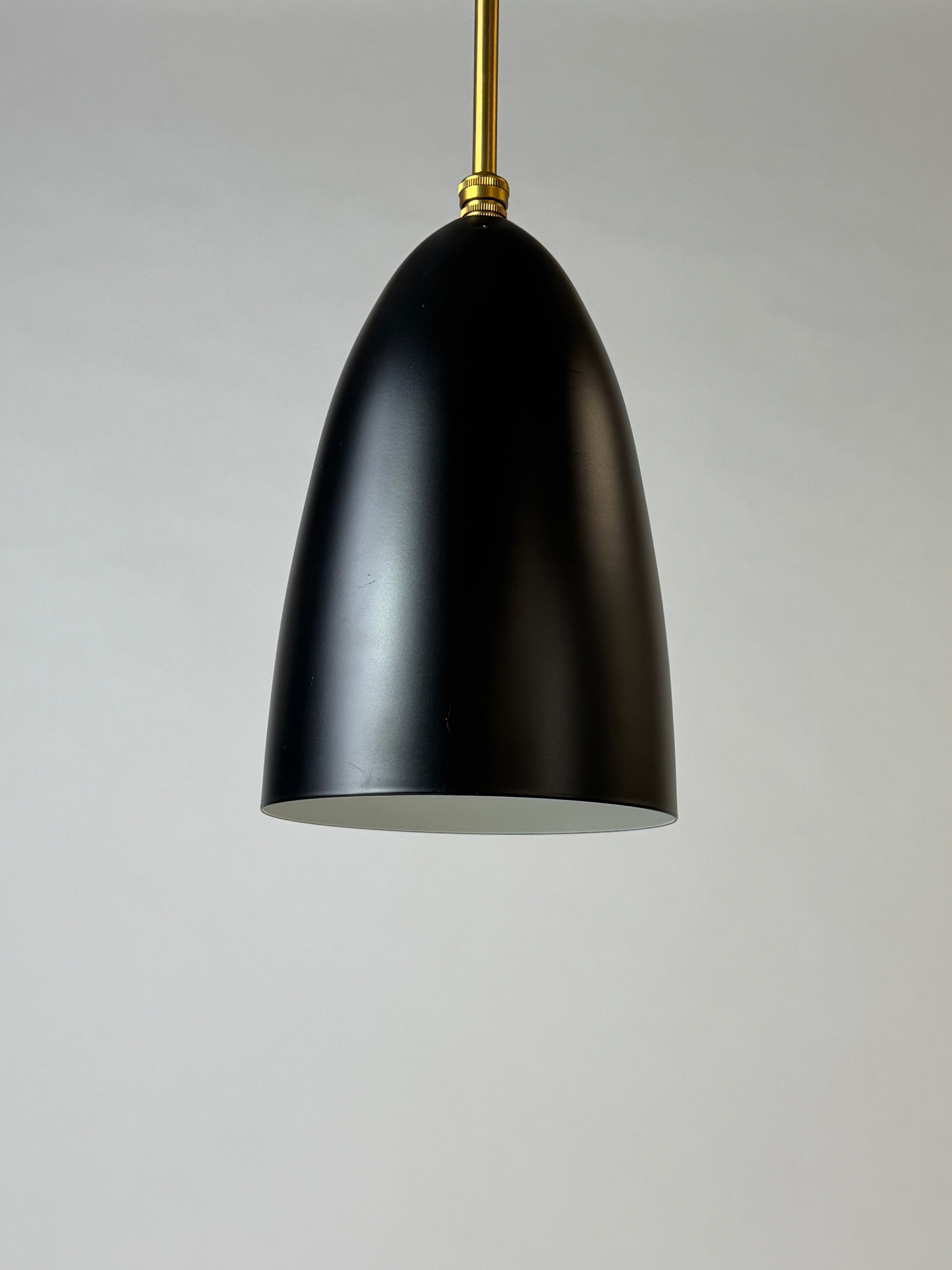 GUBI Gräshoppa Lampe – Sort H 23 cm